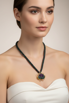 Necklace in 18k gold with a gemstone