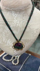 Necklace in 18k gold with a gemstone