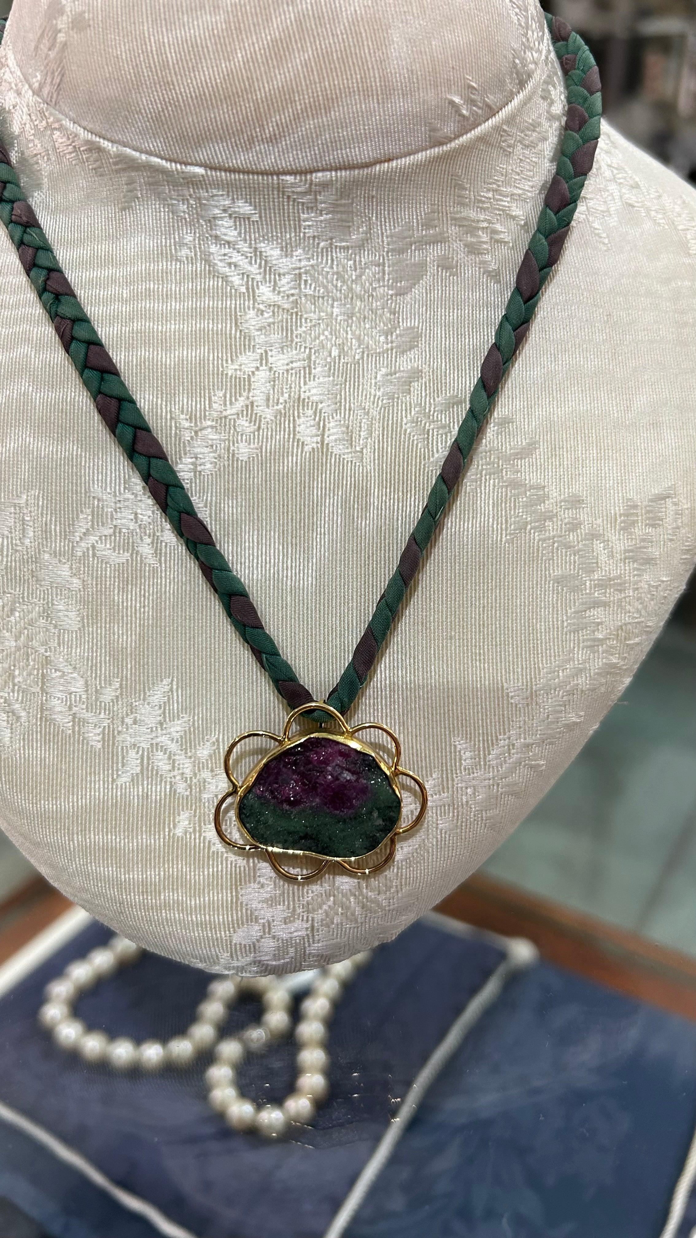 Necklace in 18k gold with a gemstone