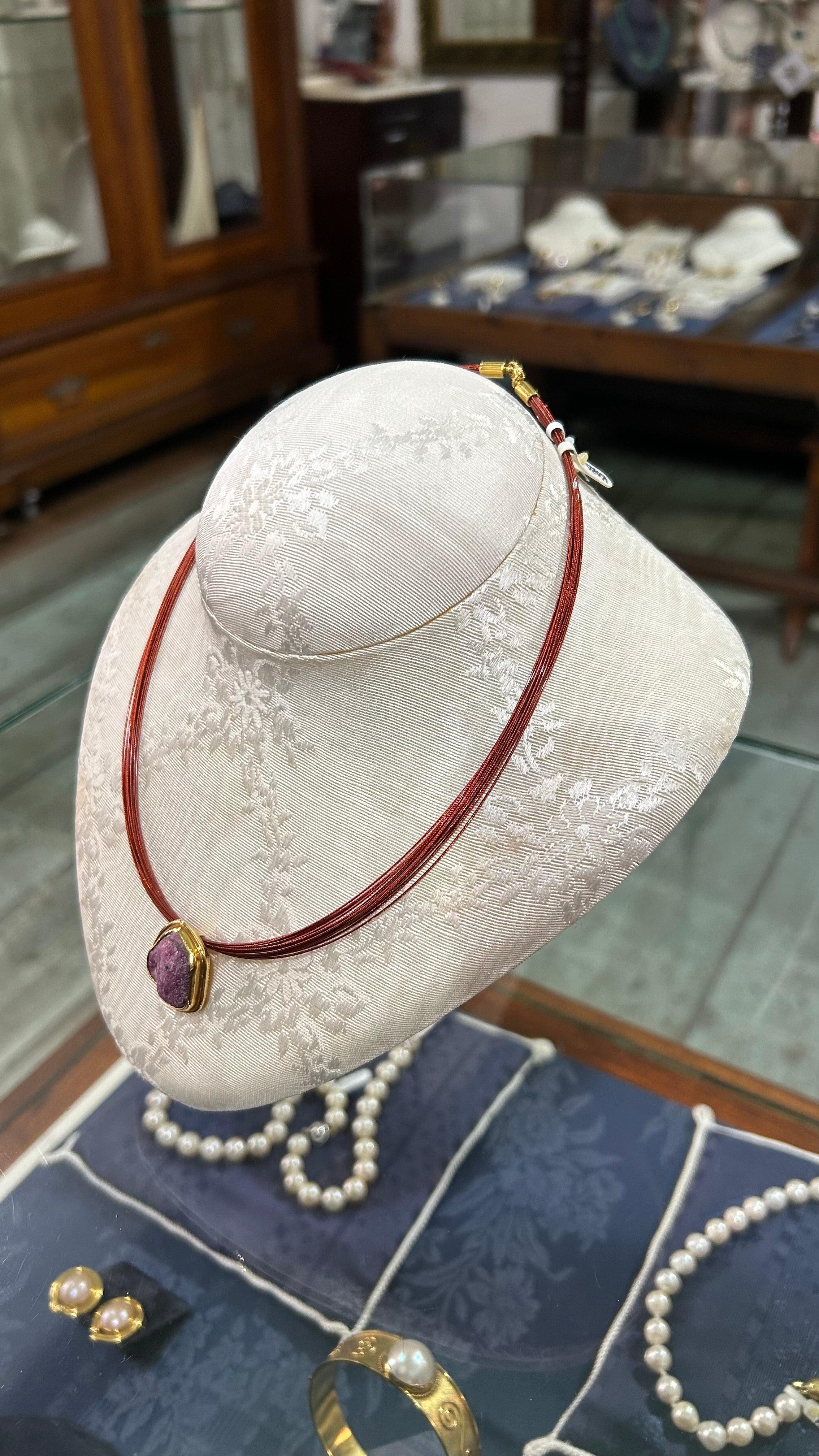 Necklace in 18k gold with a gemstone