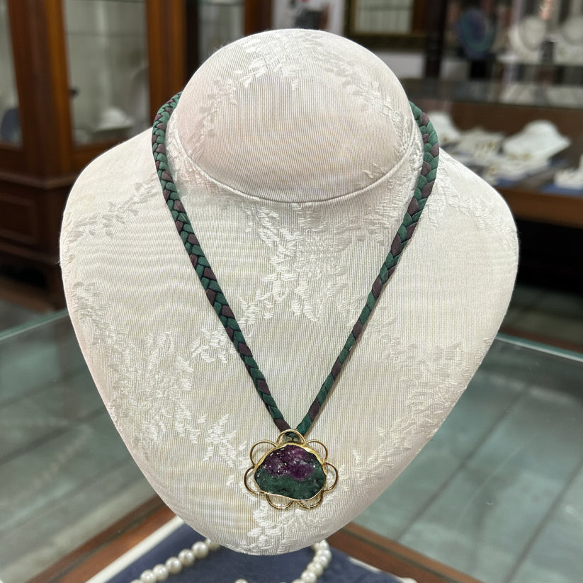 Necklace in 18k gold with a gemstone