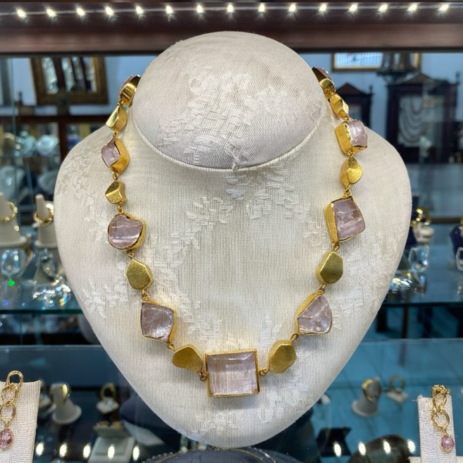 Necklace in Gold 18k & kunzite cabochon stones