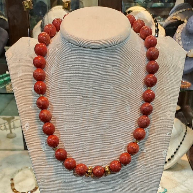 Necklace in Red Coral Gemstones and 18k gold elements