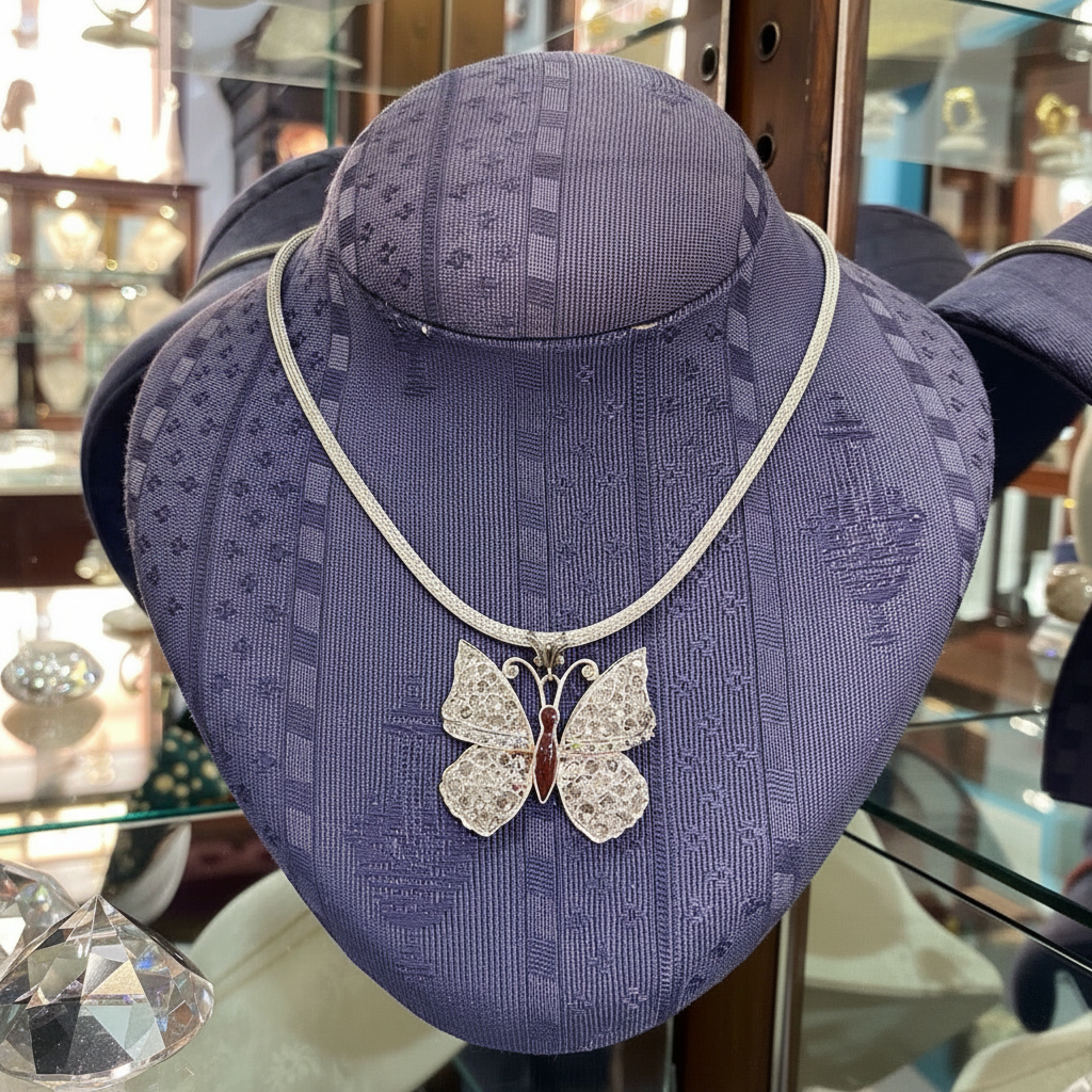 Necklace in handmade gold chain, gold butterfly with diamonds and green brilliants