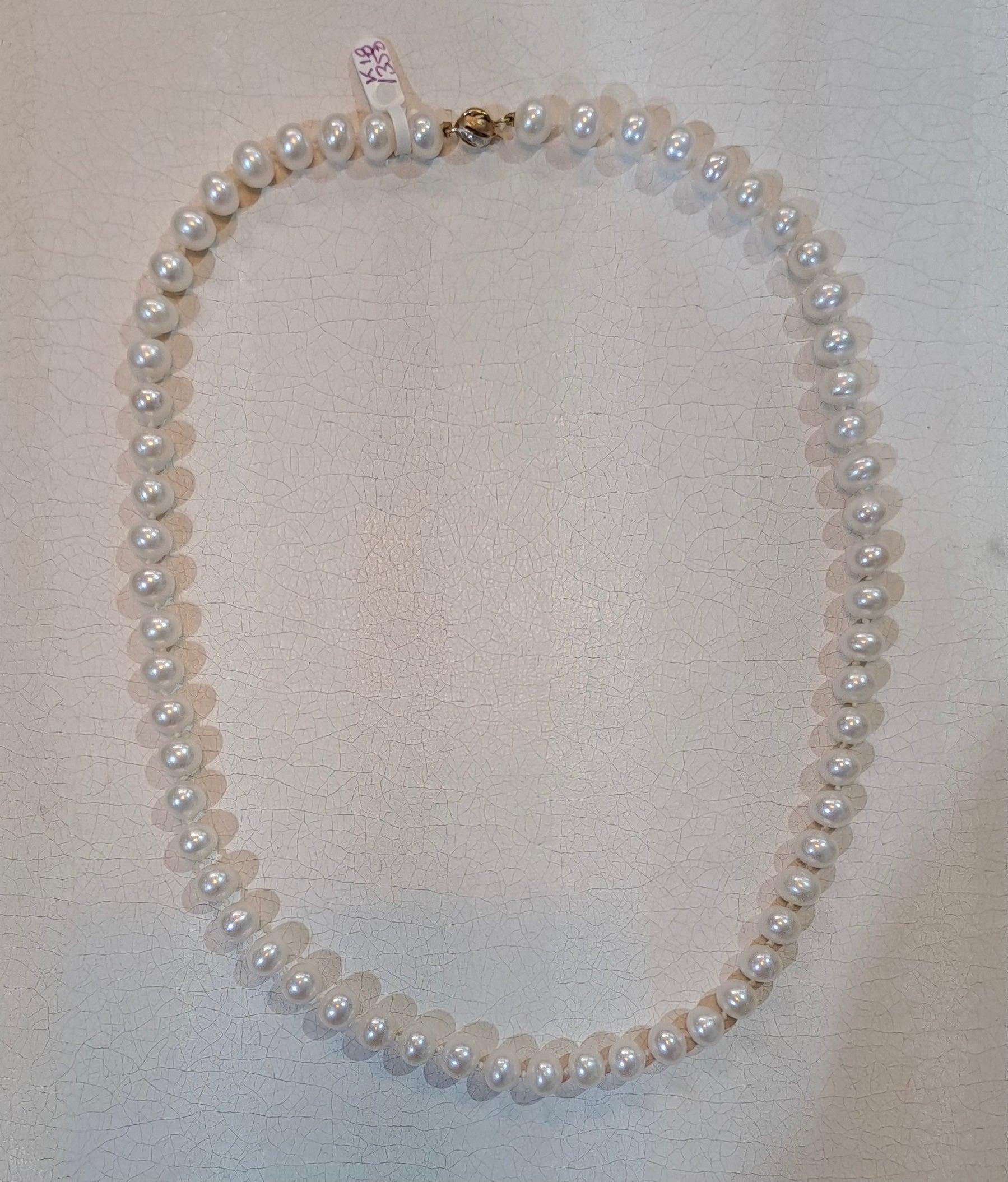 Necklace in white Akoya pearls with 18k gold closure