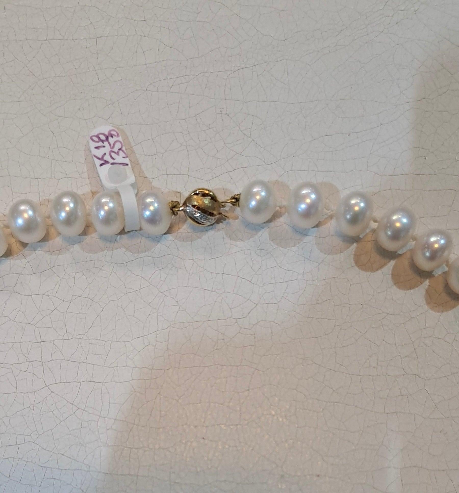 Necklace in white Akoya pearls with 18k gold closure