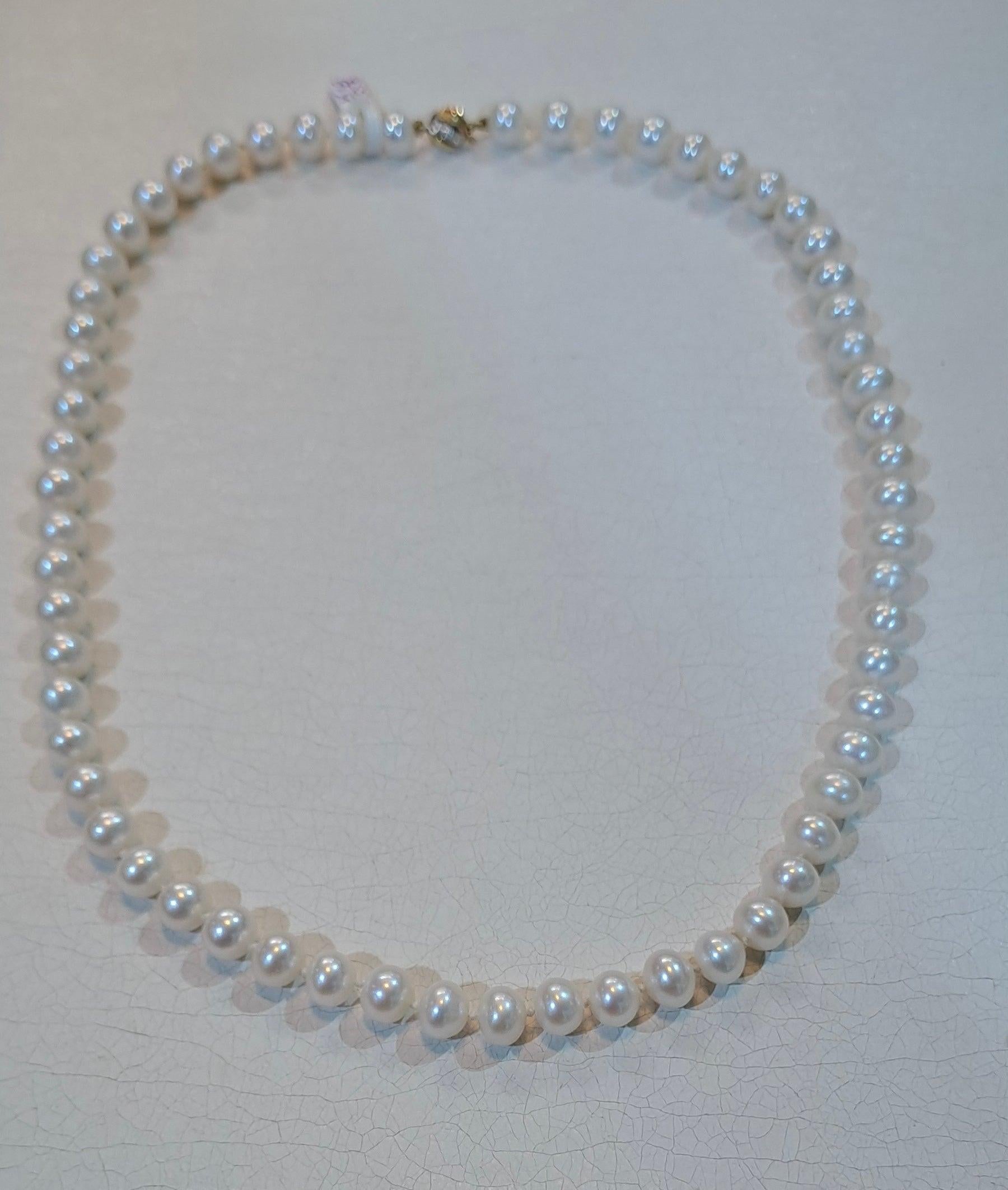 Necklace in white Akoya pearls with 18k gold closure