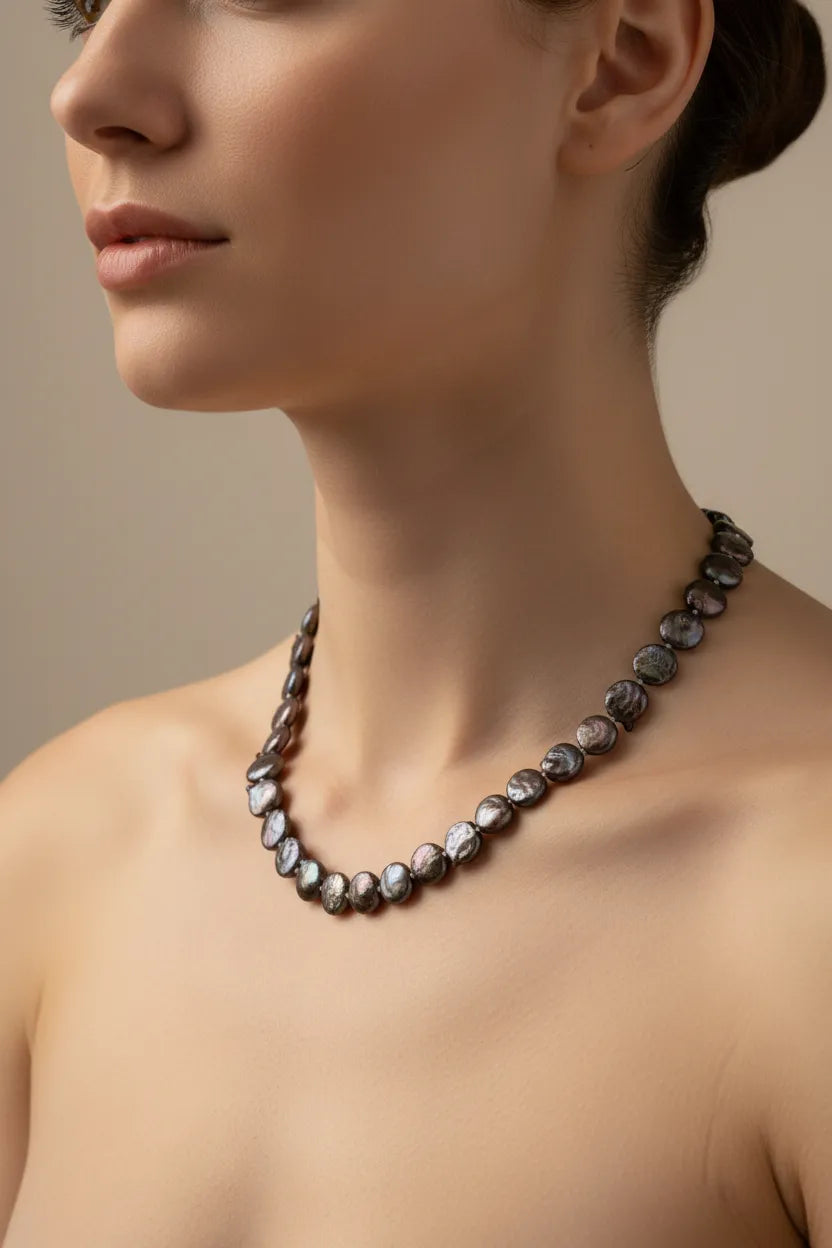Necklace with black Keishi pearls and 18k gold clasp