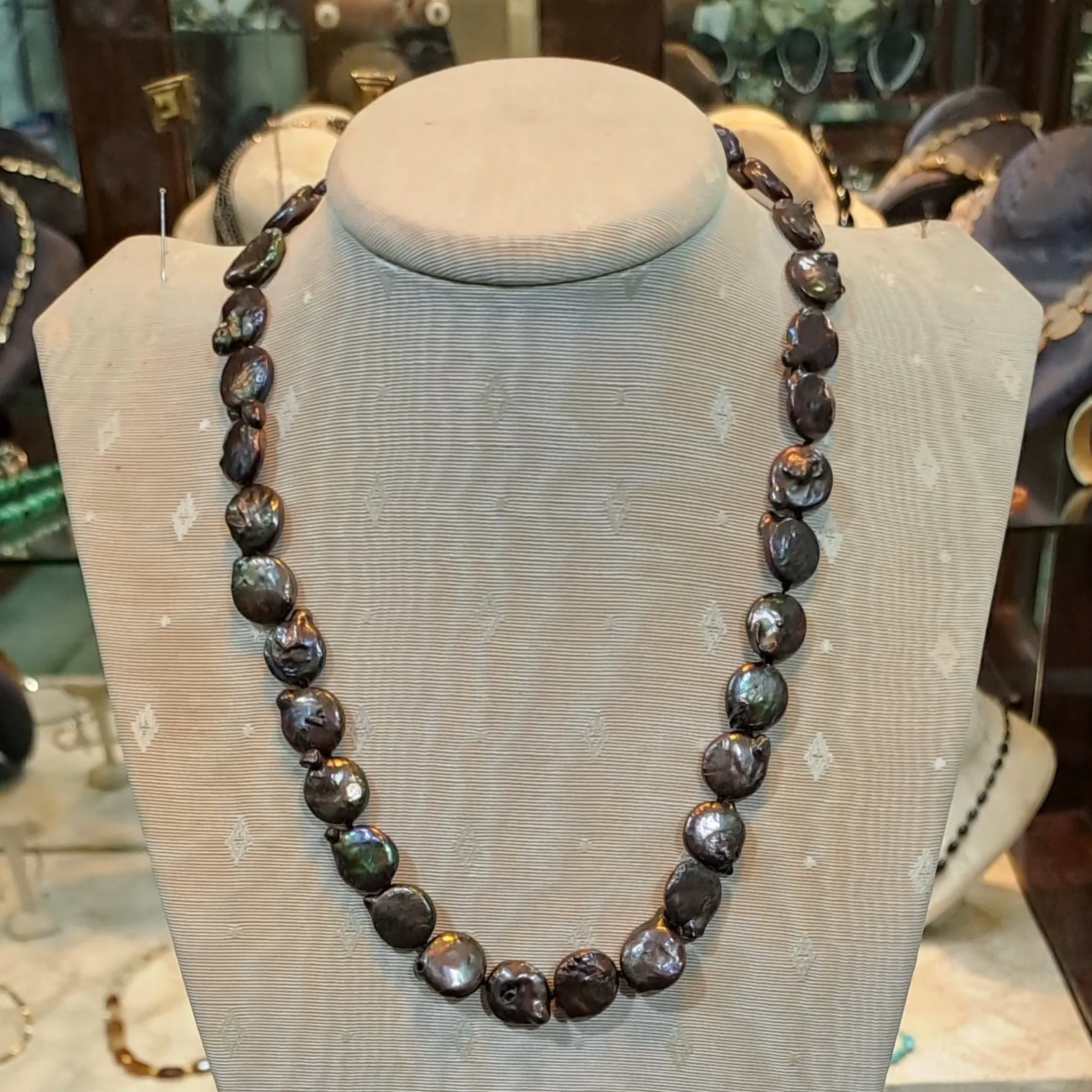 Necklace with black Keishi pearls and 18k gold clasp
