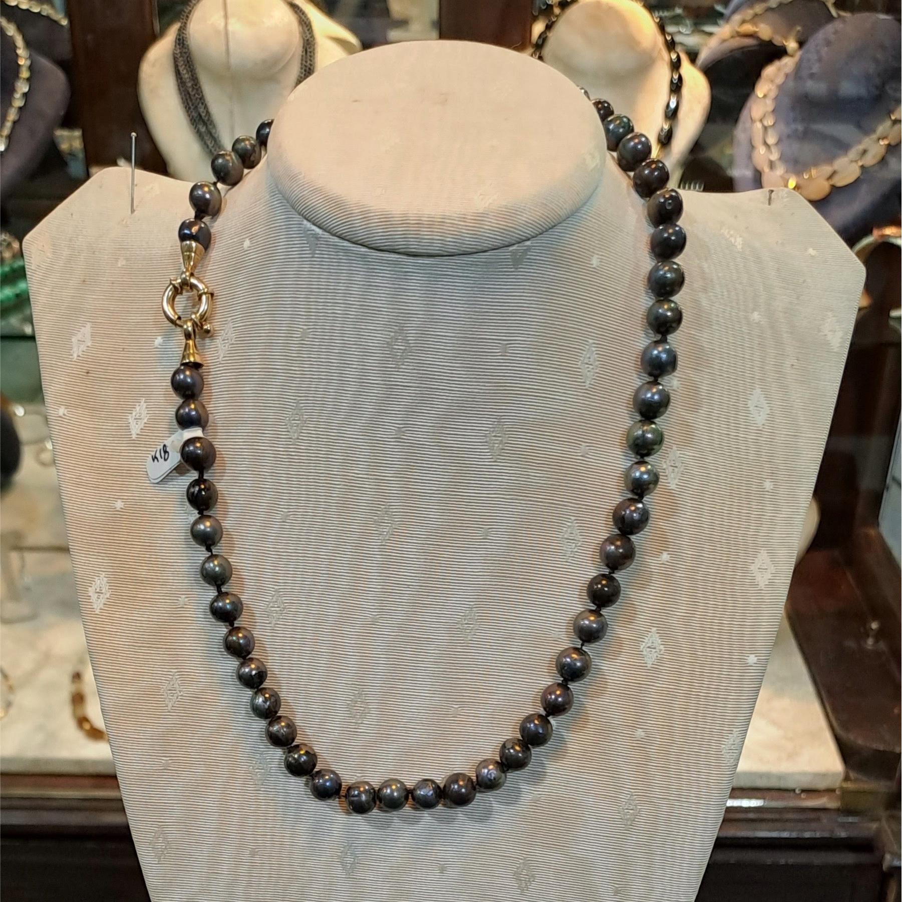 Necklace with black pearls
