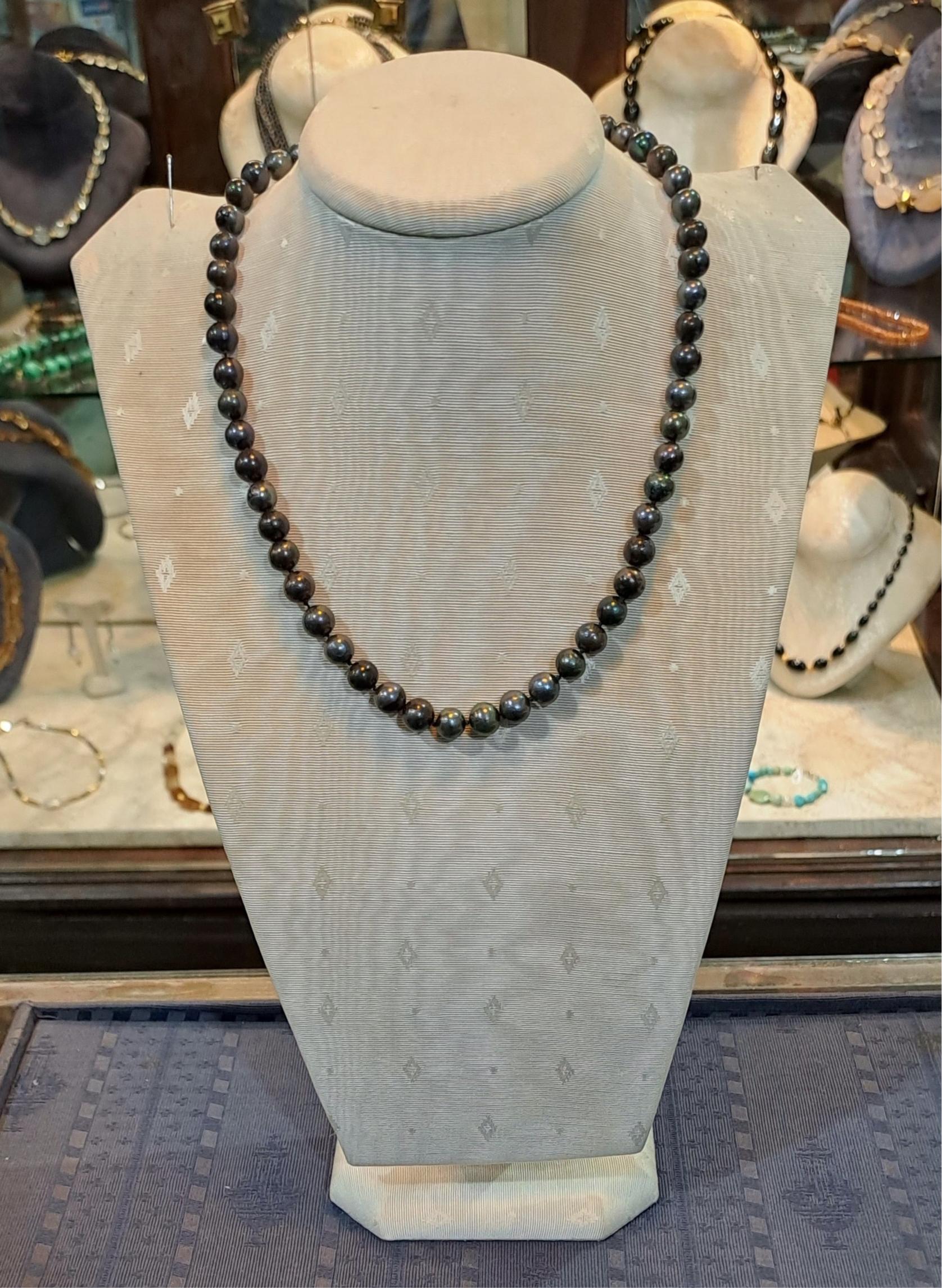 Necklace with black pearls