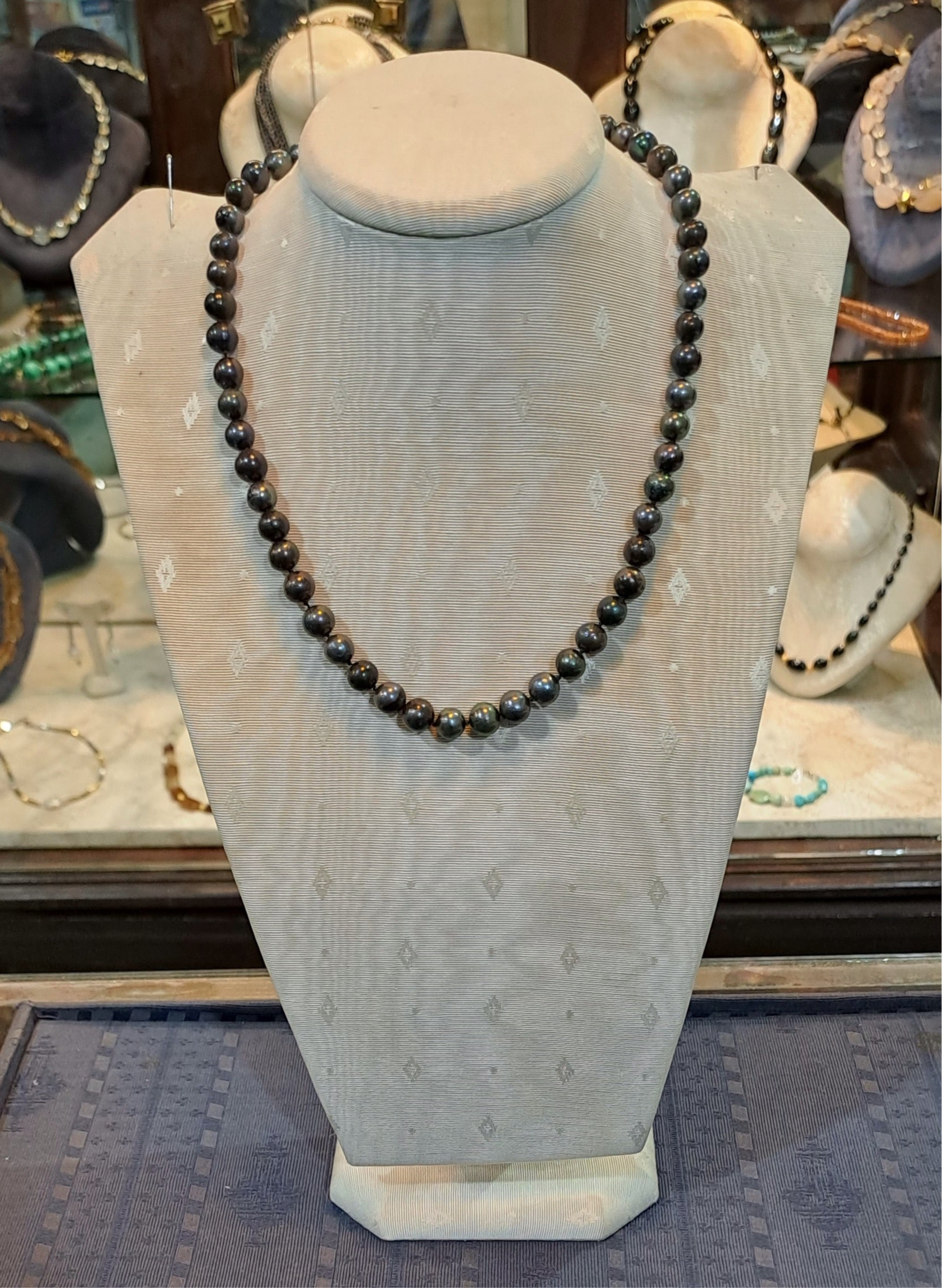 Necklace with black pearls