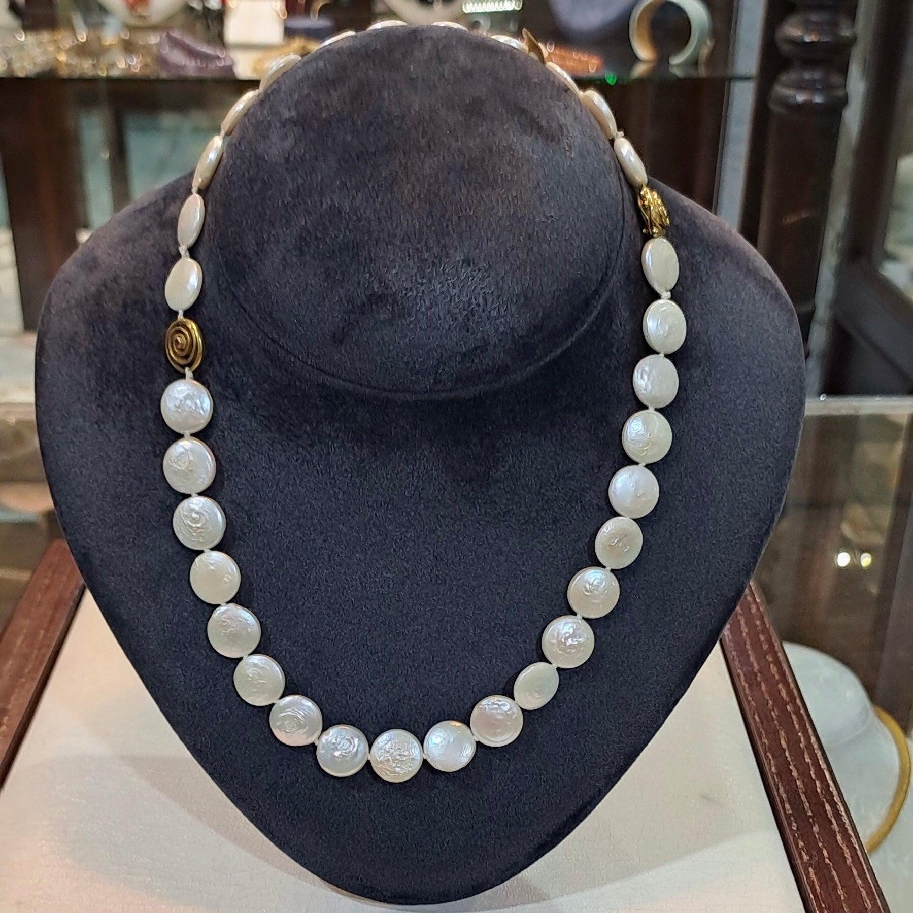 Necklace with white Keisi pearls and 18k gold elements