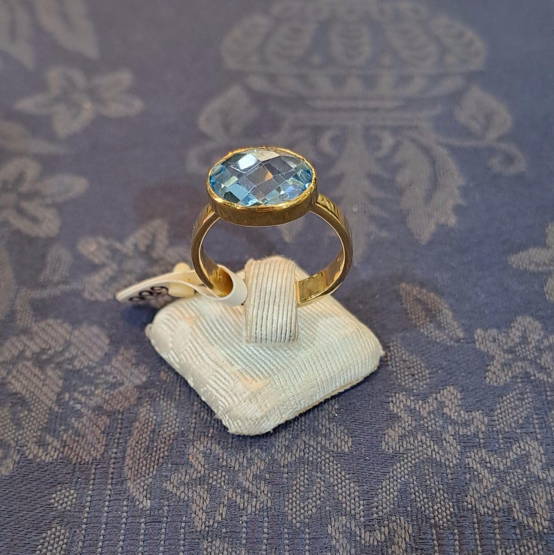Ring in 14k gold with a blue topaz (B-122)