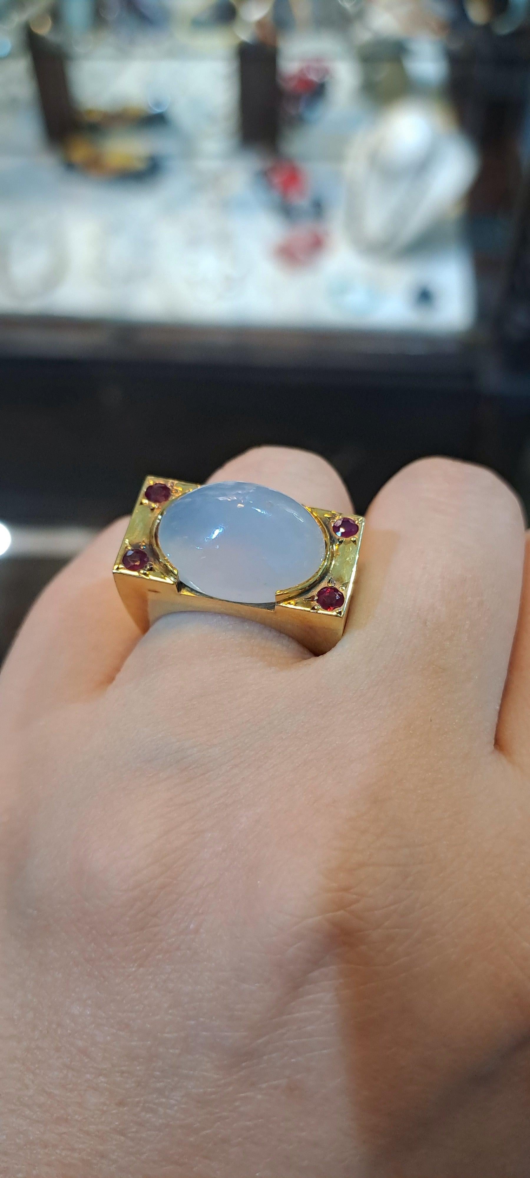 Ring in 18k gold with Chalcedony and rubies (B-133)