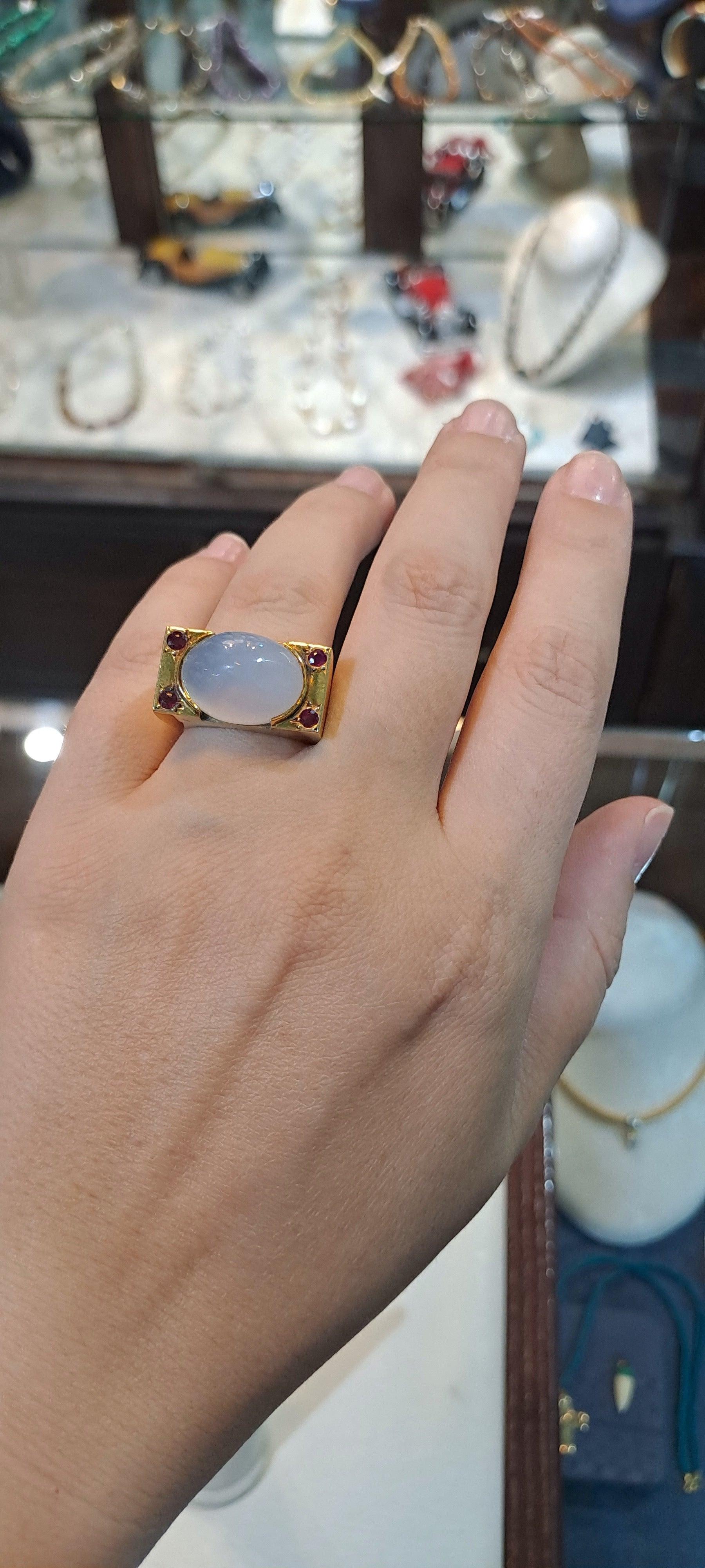 Ring in 18k gold with Chalcedony and rubies (B-133)