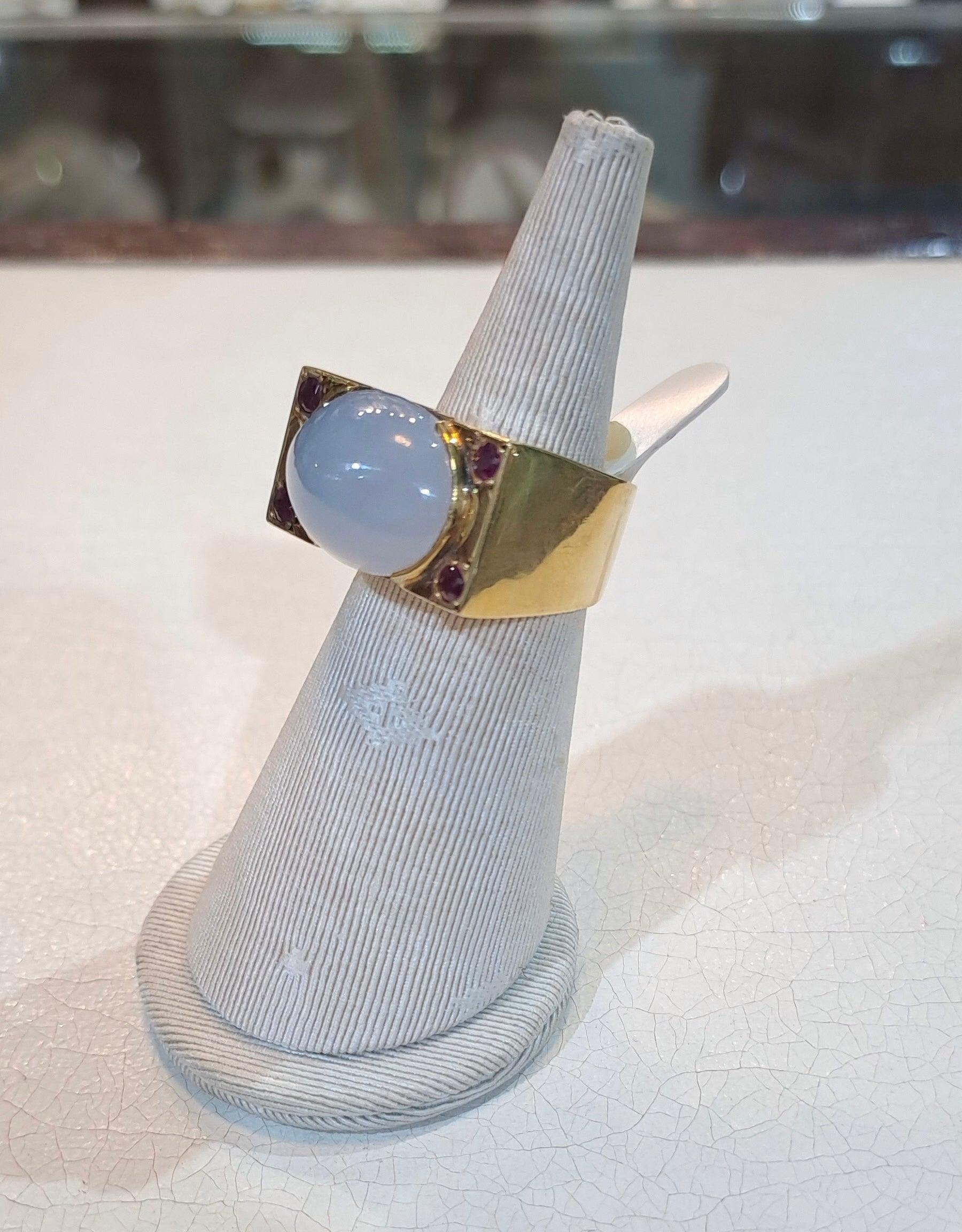 Ring in 18k gold with Chalcedony and rubies (B-133)