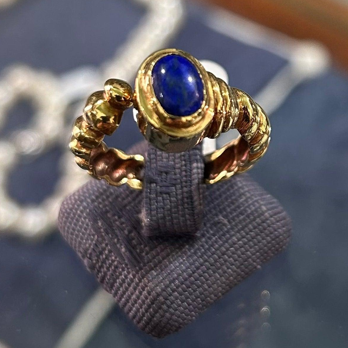 Ring in 18k gold with Lapis