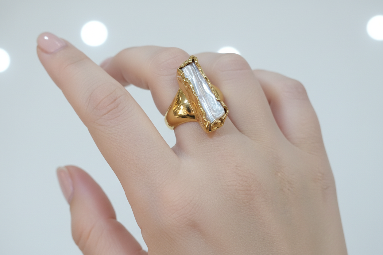 Ring in 18k gold with a Baroque Pearl (B-97)