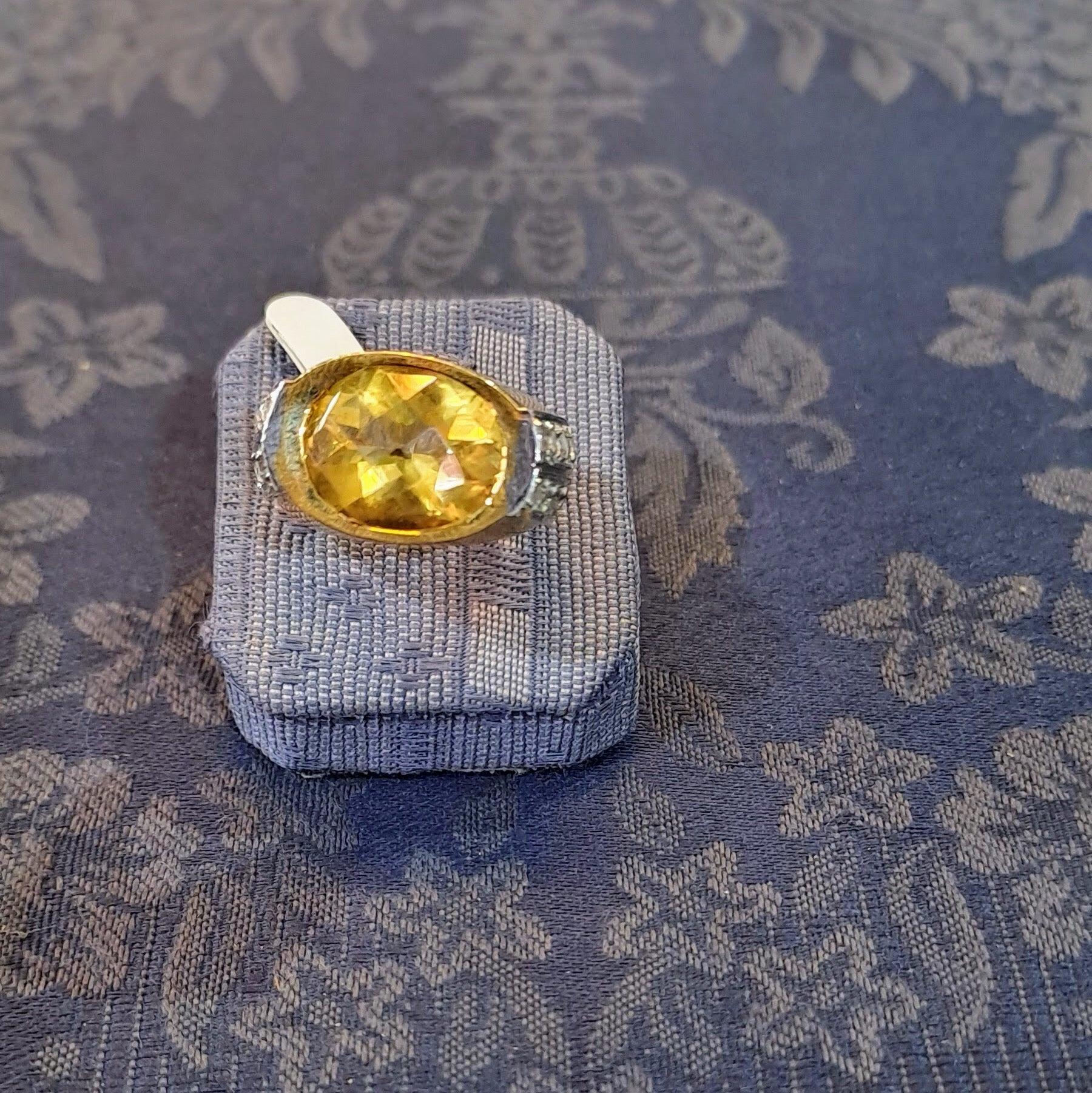 Ring in 18k gold with a citrine and brilliants (B-118)