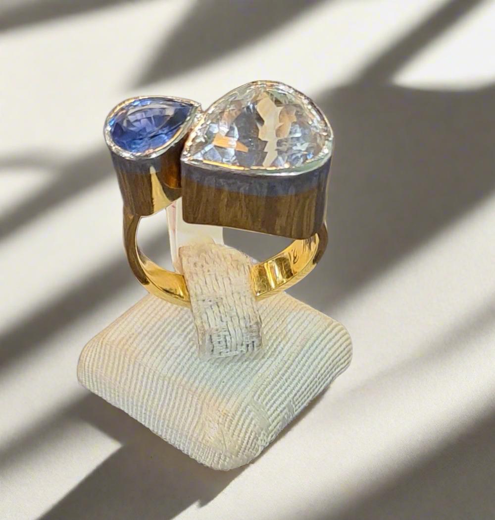 Ring in 18k gold with a phenakite and a blue Saphhire (B-121)