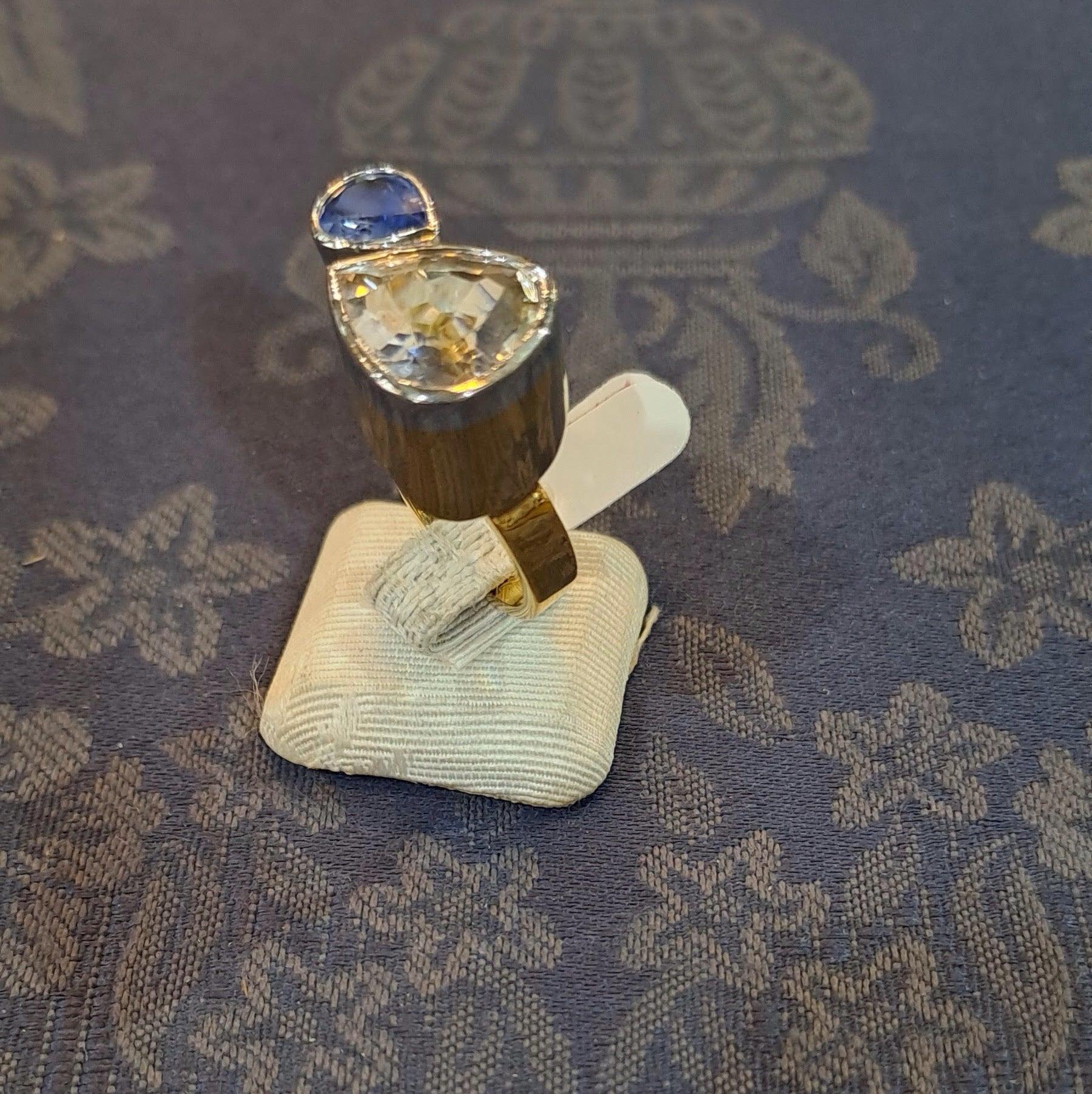 Ring in 18k gold with a phenakite and a blue Saphhire (B-121)