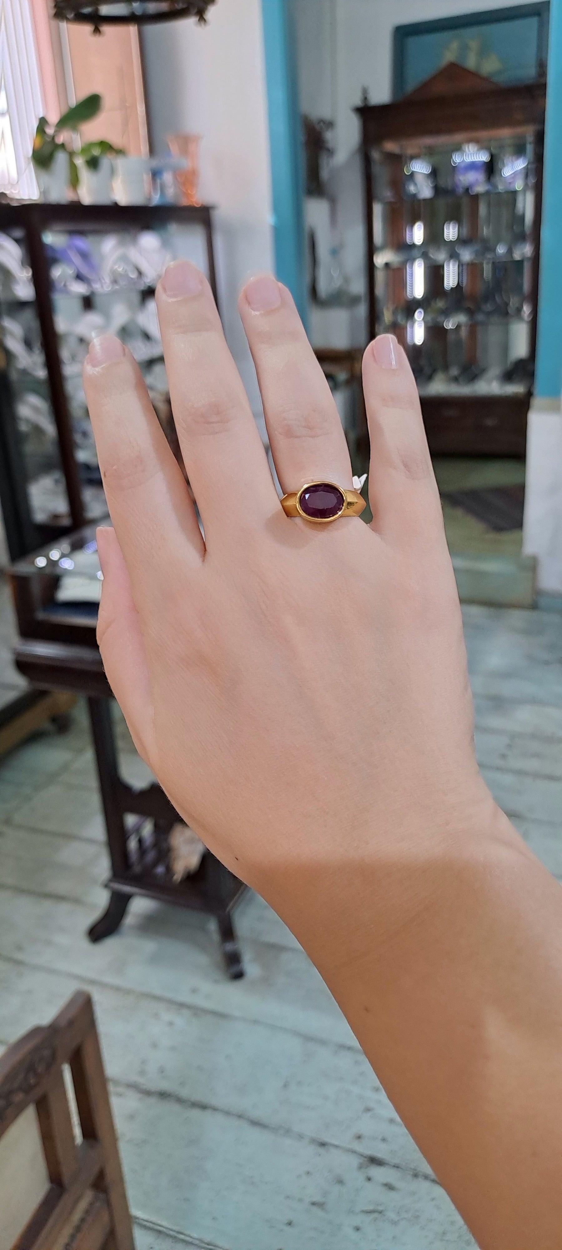 Ring in 18k gold with a ruby (B-119)