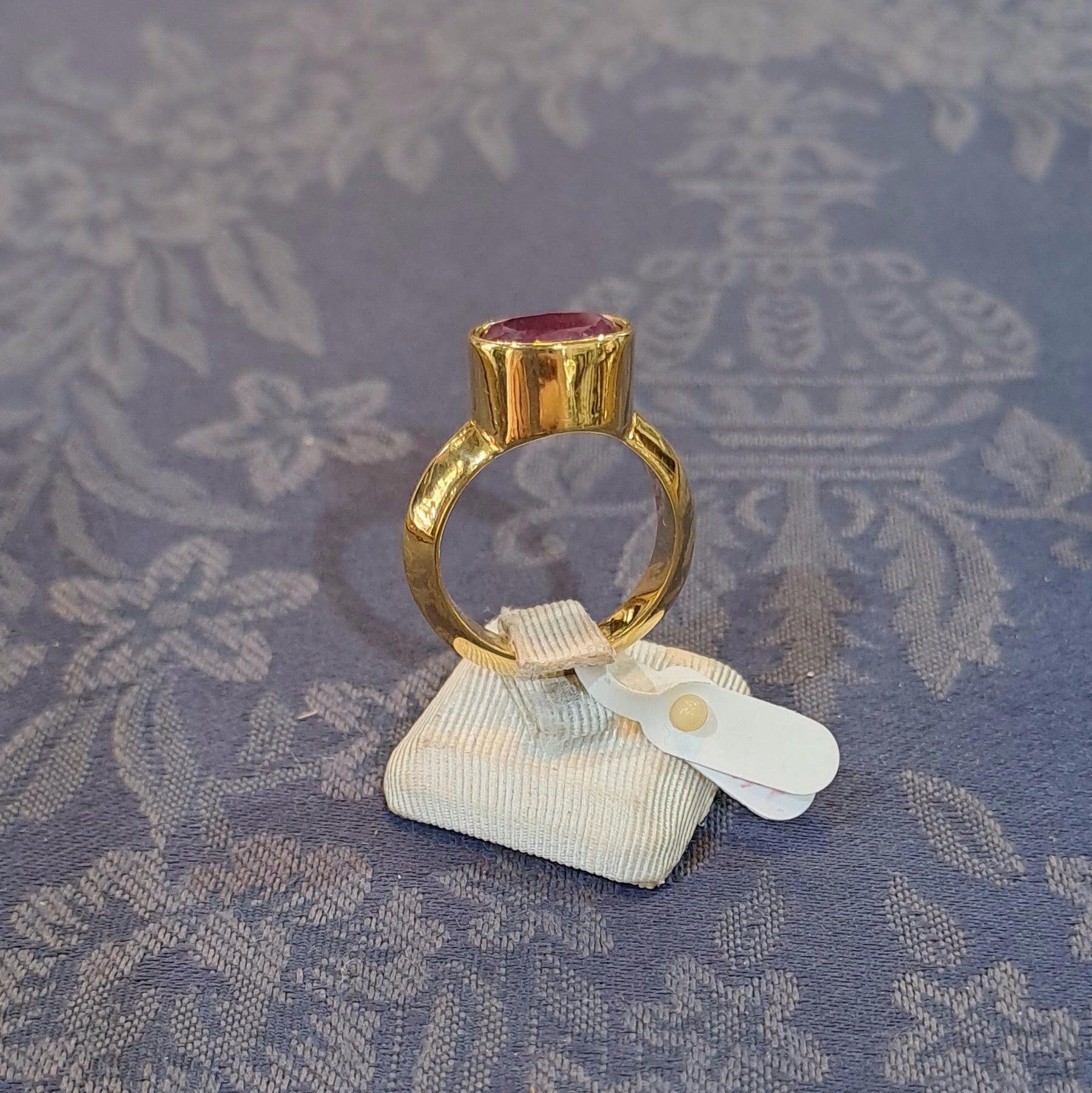 Ring in 18k gold with a ruby (B-119)