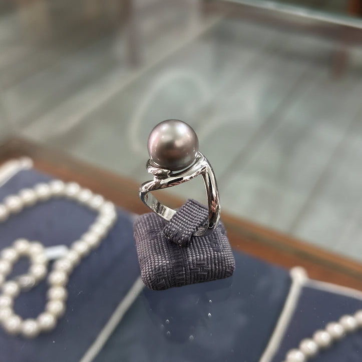 Ring in 18k gold with a silver pearl