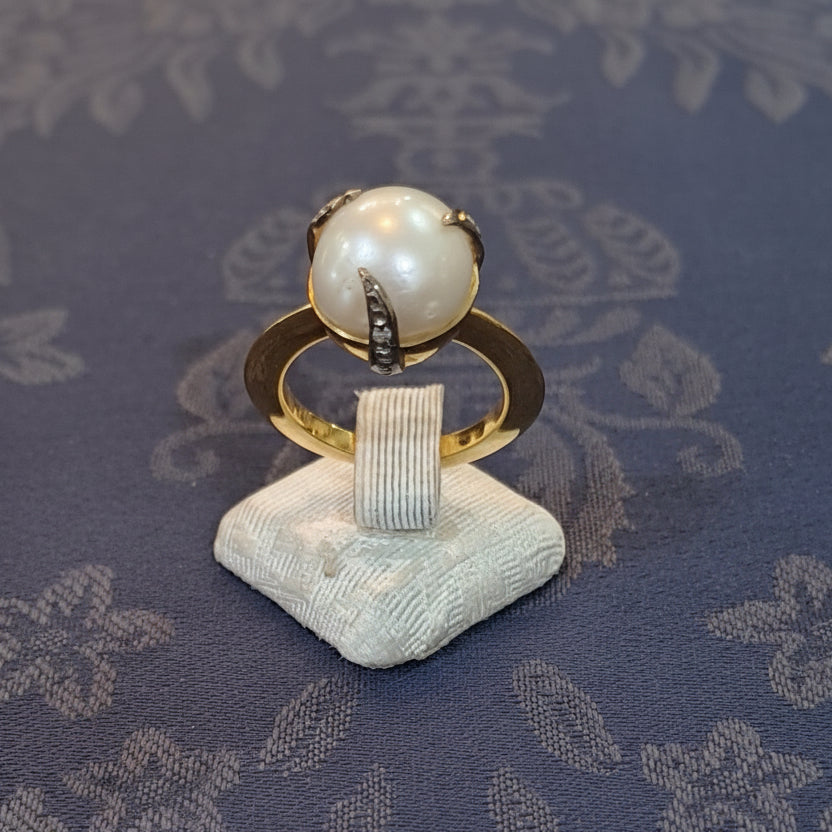 Ring in 18k gold with a south sea round pearl and brilliants (B-124)