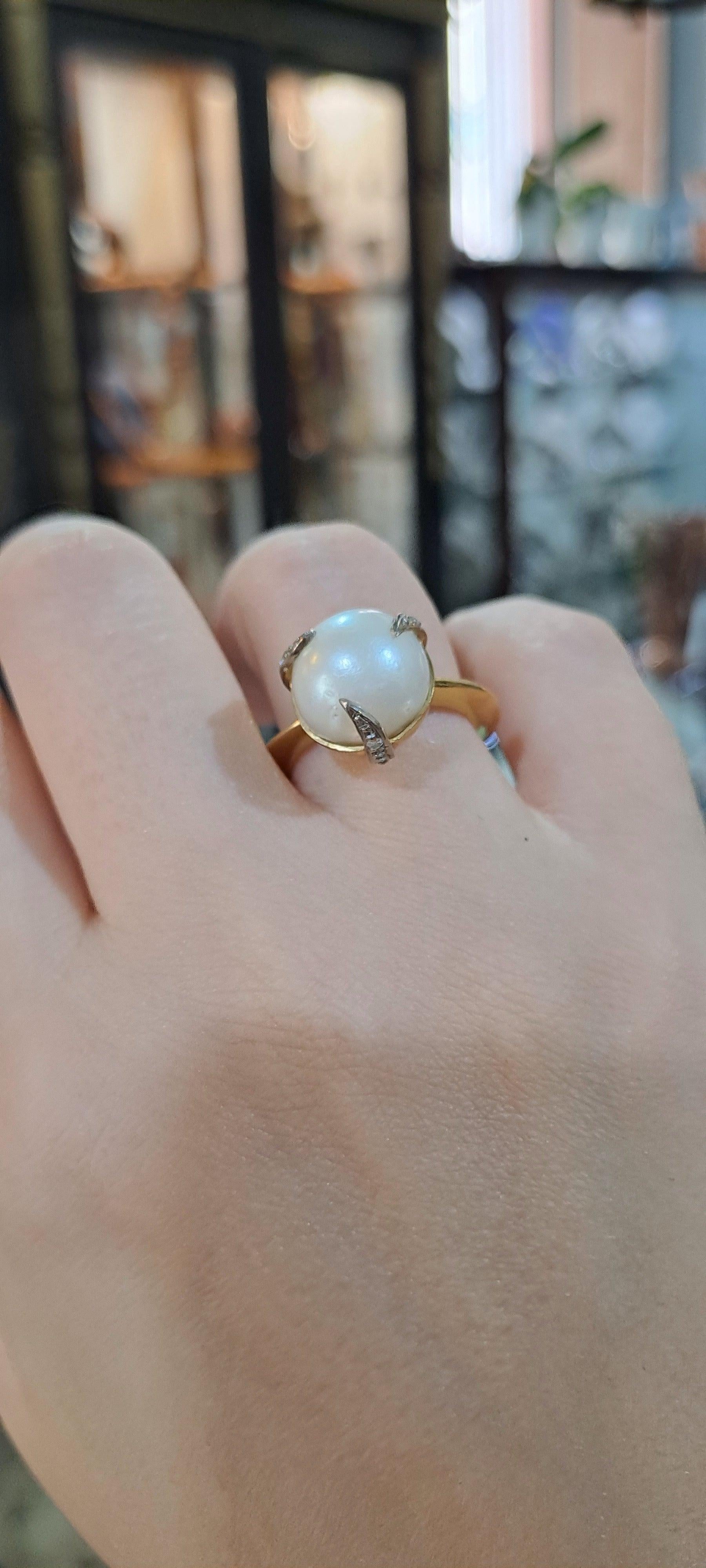 Ring in 18k gold with a south sea round pearl and brilliants (B-124)