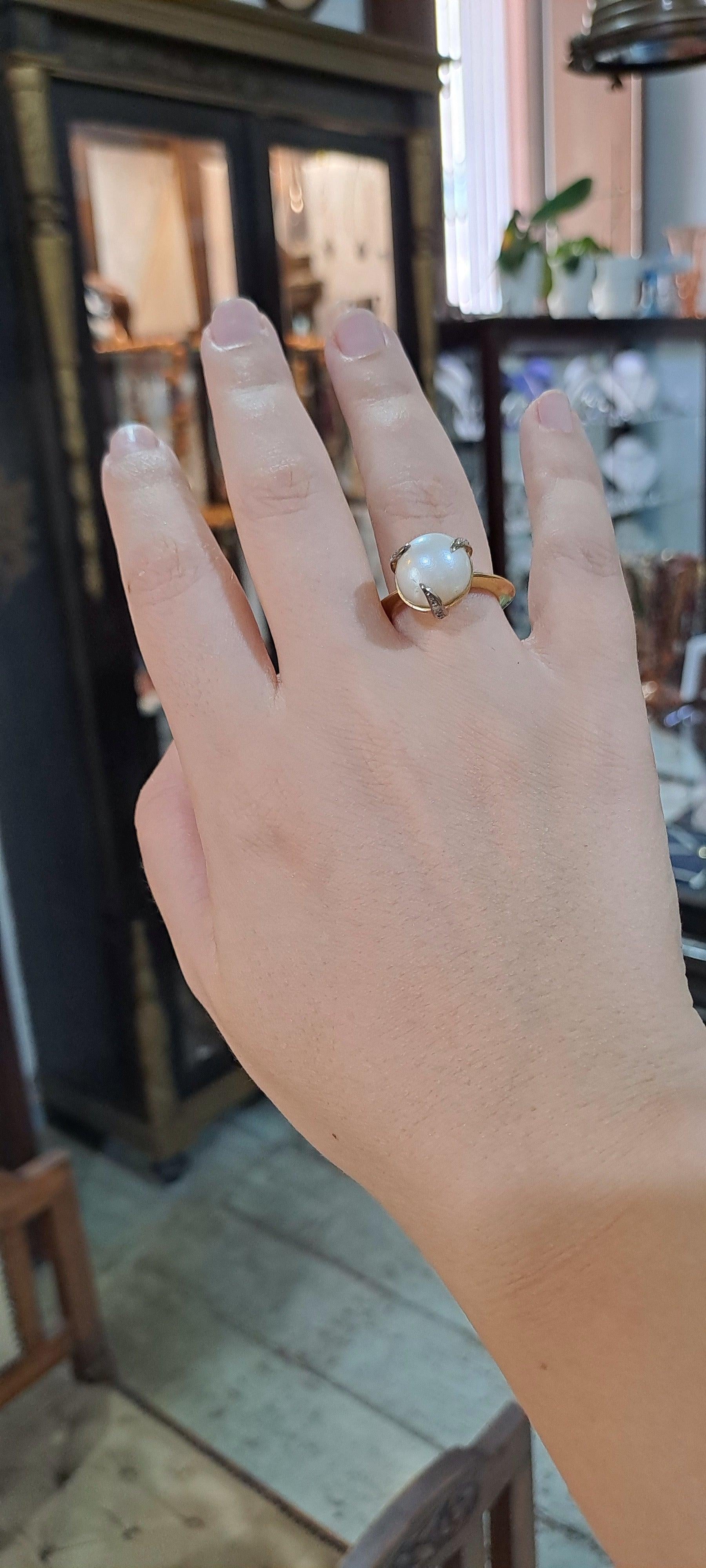 Ring in 18k gold with a south sea round pearl and brilliants (B-124)