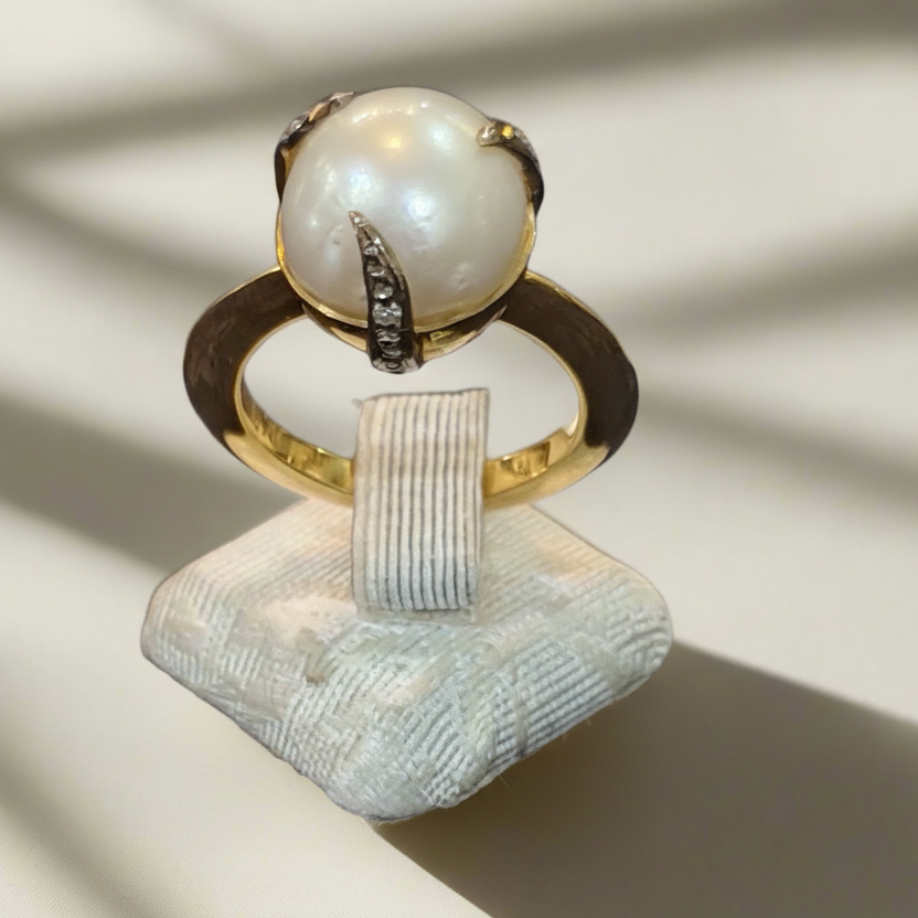 Ring in 18k gold with a south sea round pearl and brilliants (B-124)