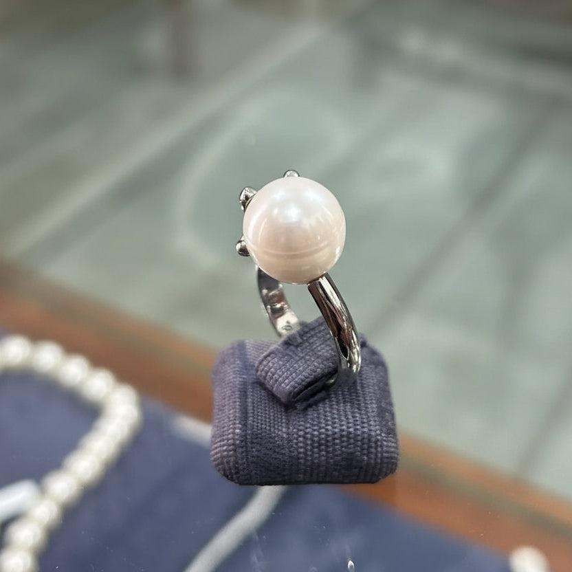 Ring in 18k gold with a white pearl (B-146)