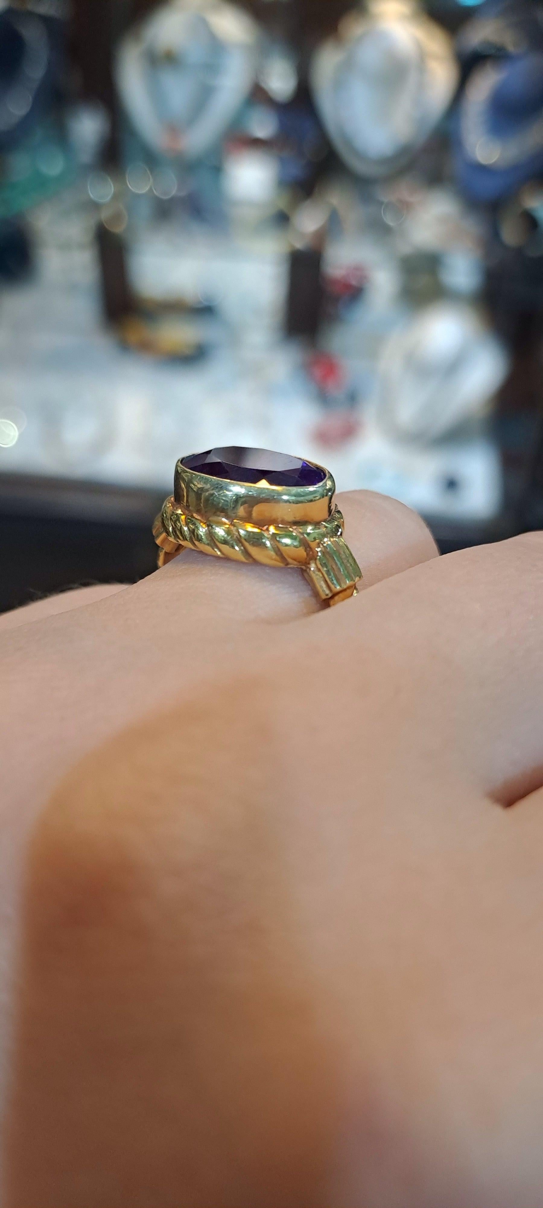 Ring in 18k gold with an amethyst stone (B-107)