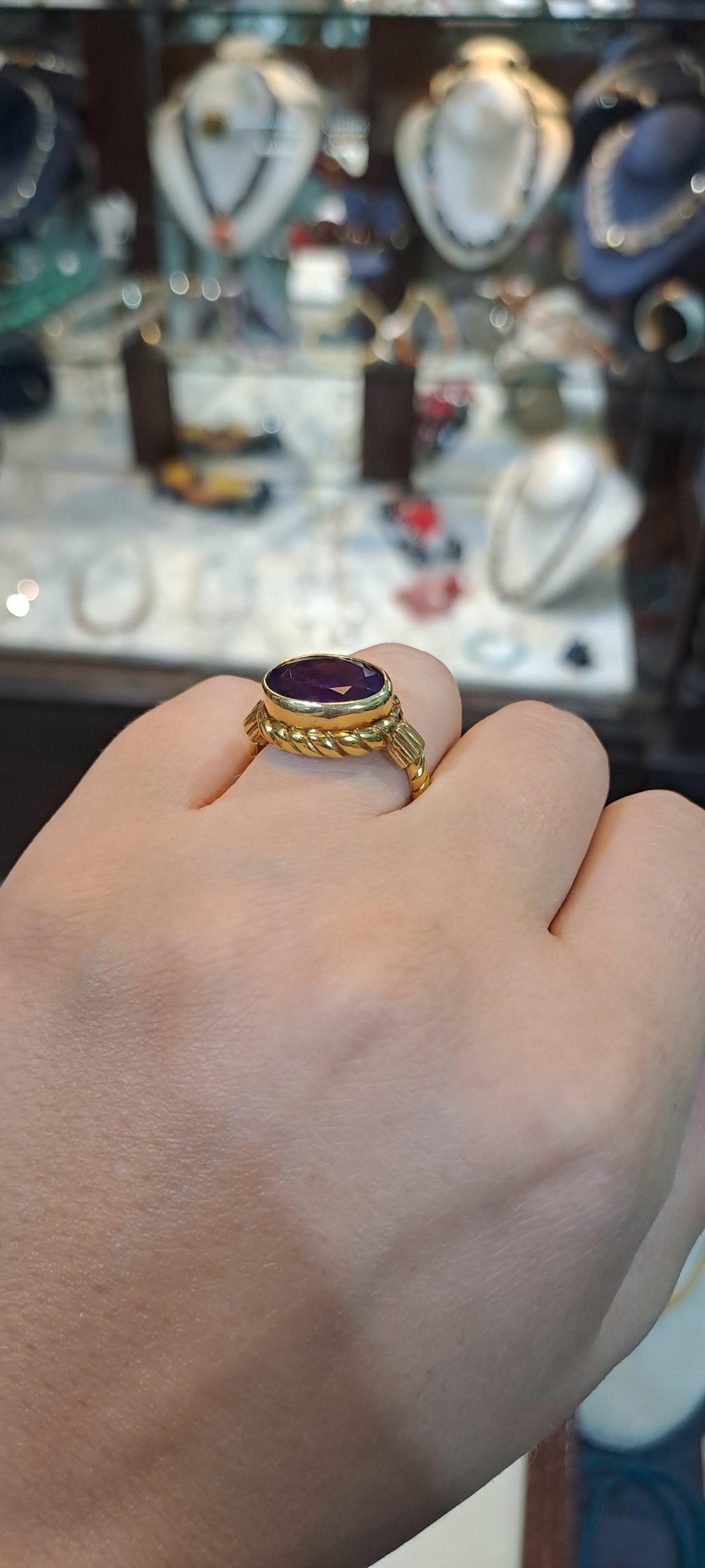 Ring in 18k gold with an amethyst stone (B-107)