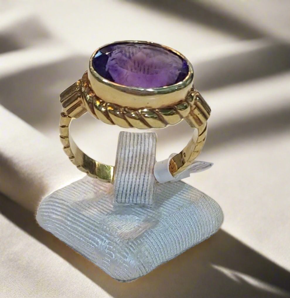Ring in 18k gold with an amethyst stone (B-107)