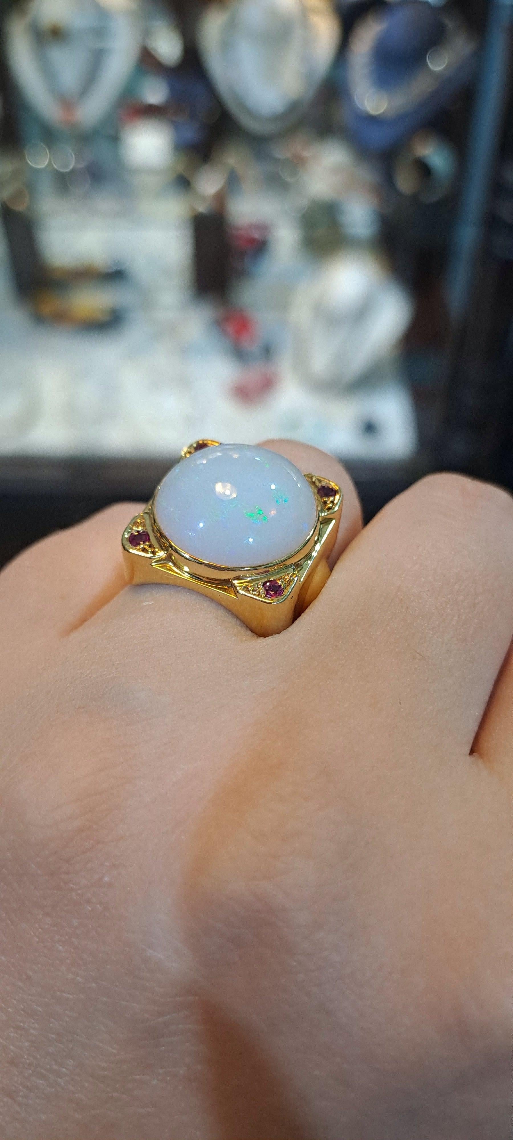 Ring in 18k gold with white Opal (Australian) and rubies (B-110)