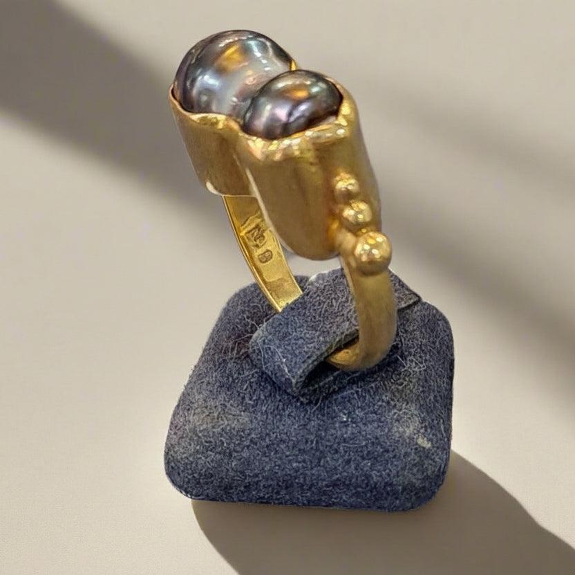 Ring in 18k with Gemini Black Tahitian Pearls (B-126)