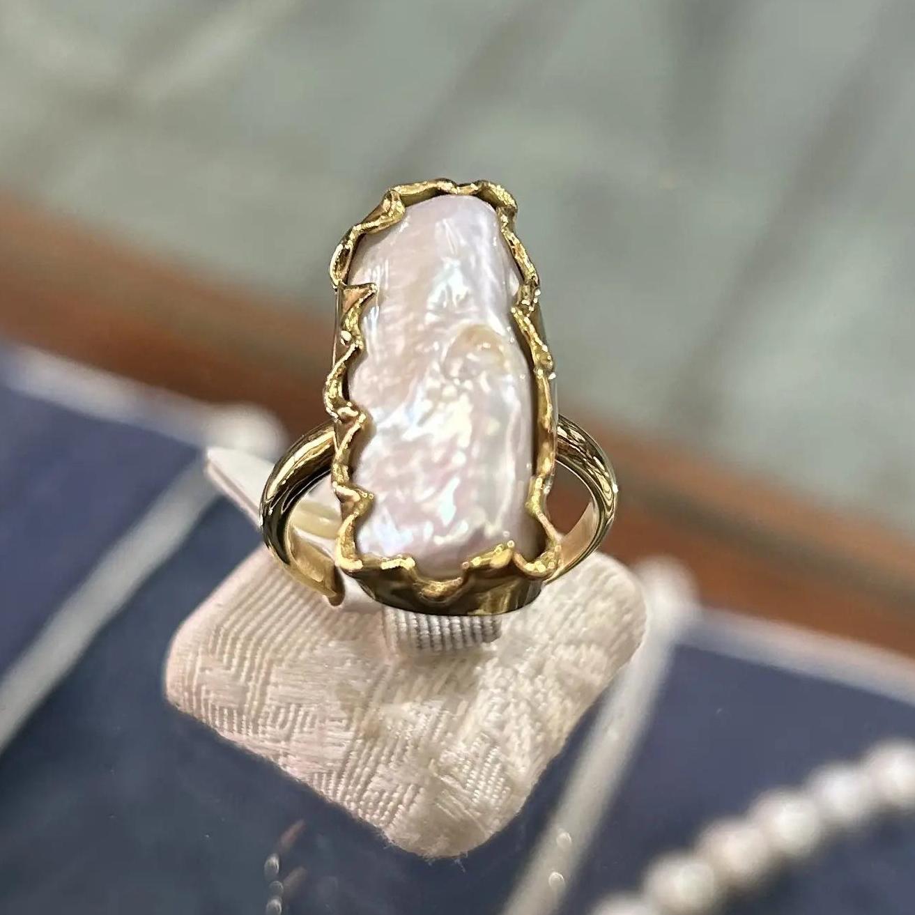 Ring in 18k with a Baroque pearl (B-144)