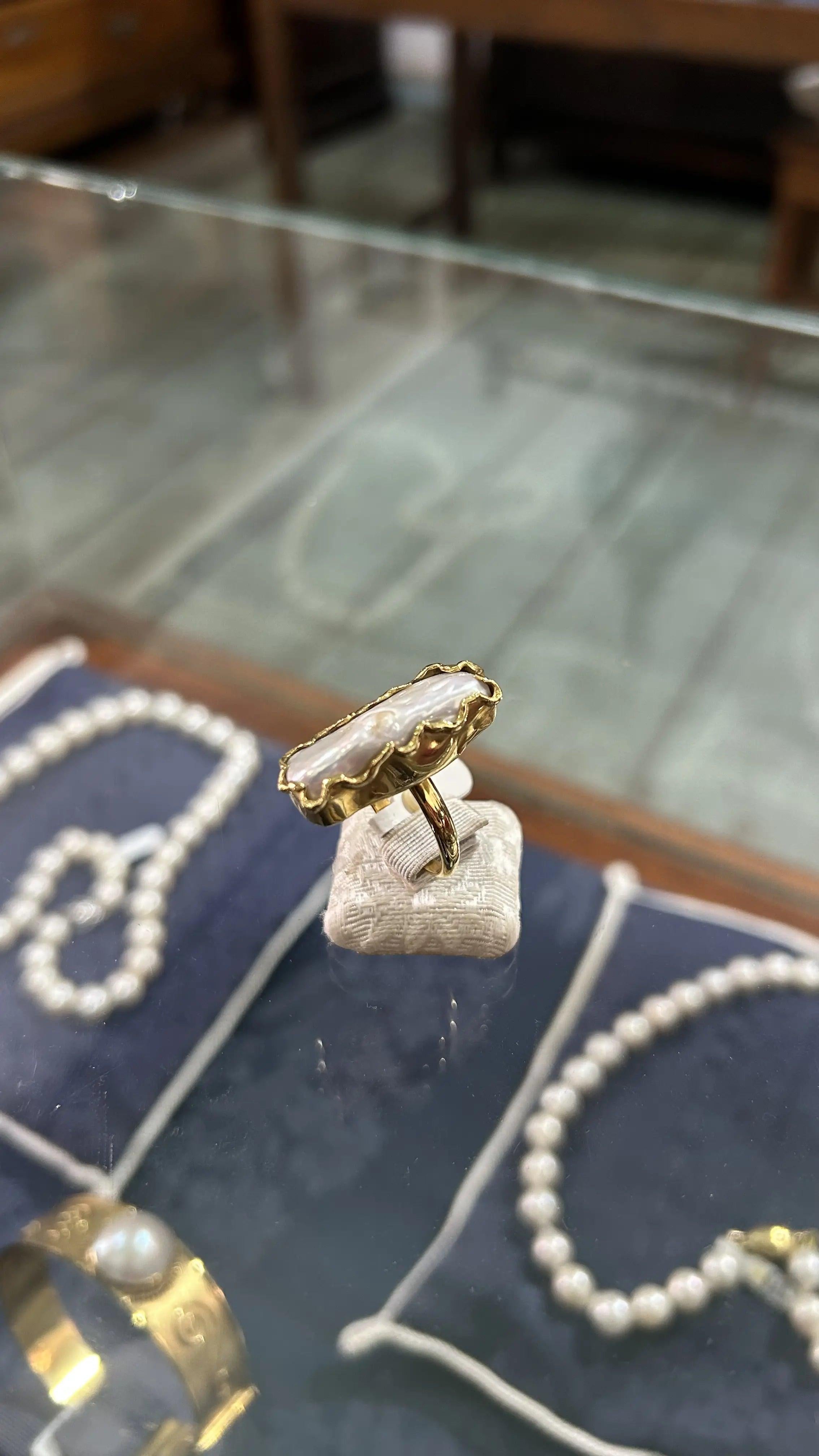 Ring in 18k with a Baroque pearl (B-144)