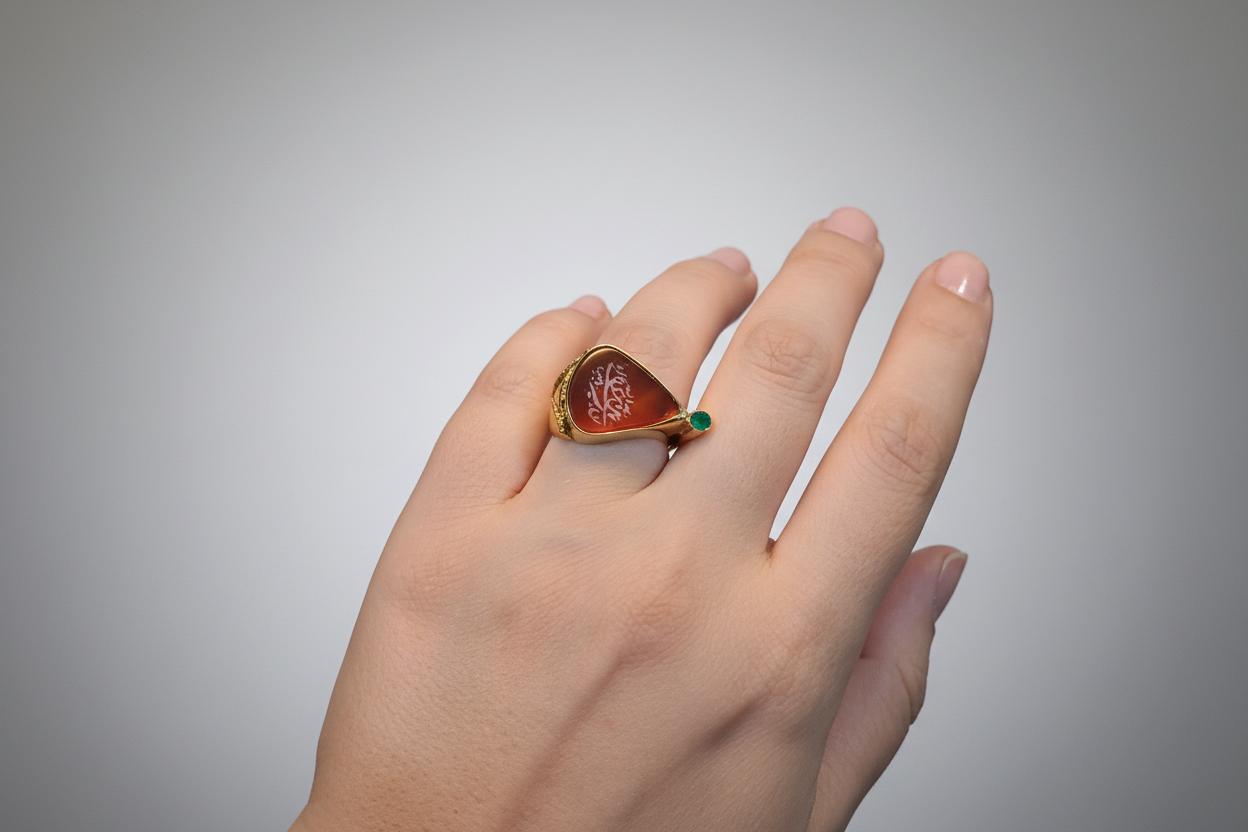 Ring in Gold 18k with a seal stone and emeralds (B-89)