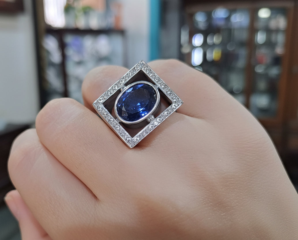 Ring in white gold 18K. with Iolite 9 c. and Brilliants 1.25c.(B-74)