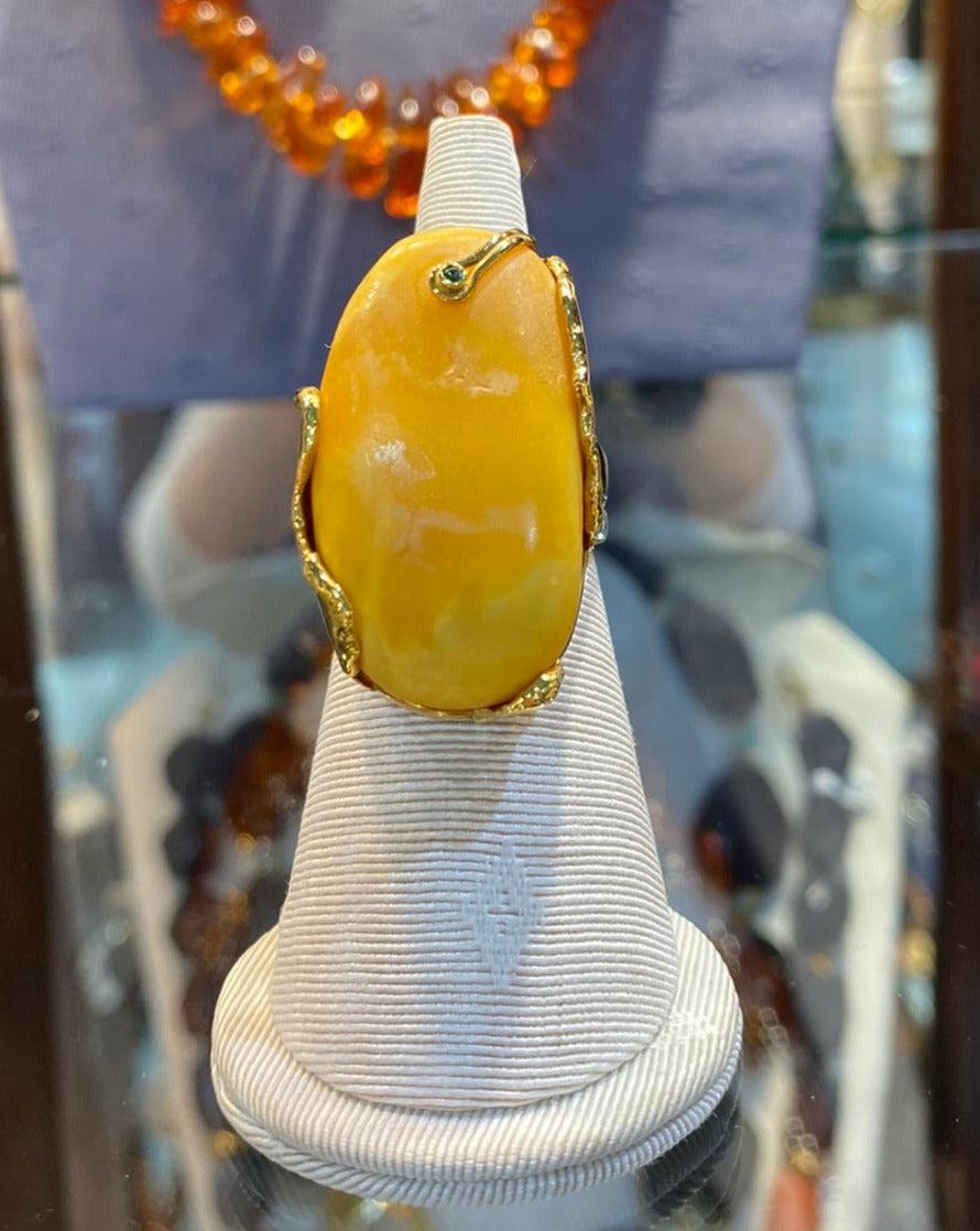 Ring in Gold 18k with yellow amber and diamonds
