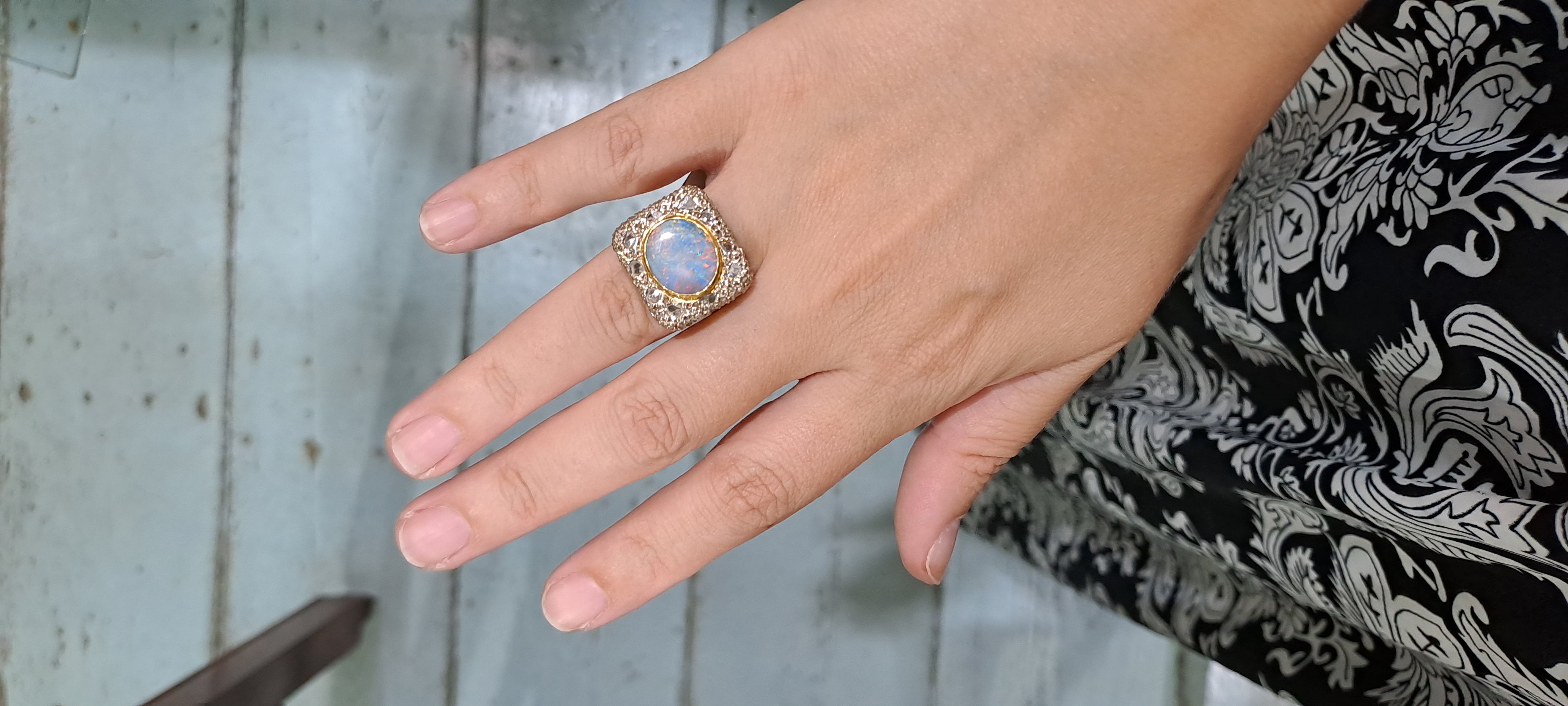 Ring in 18k Gold with an Australian bulder opal and diamonds chips (B-15)