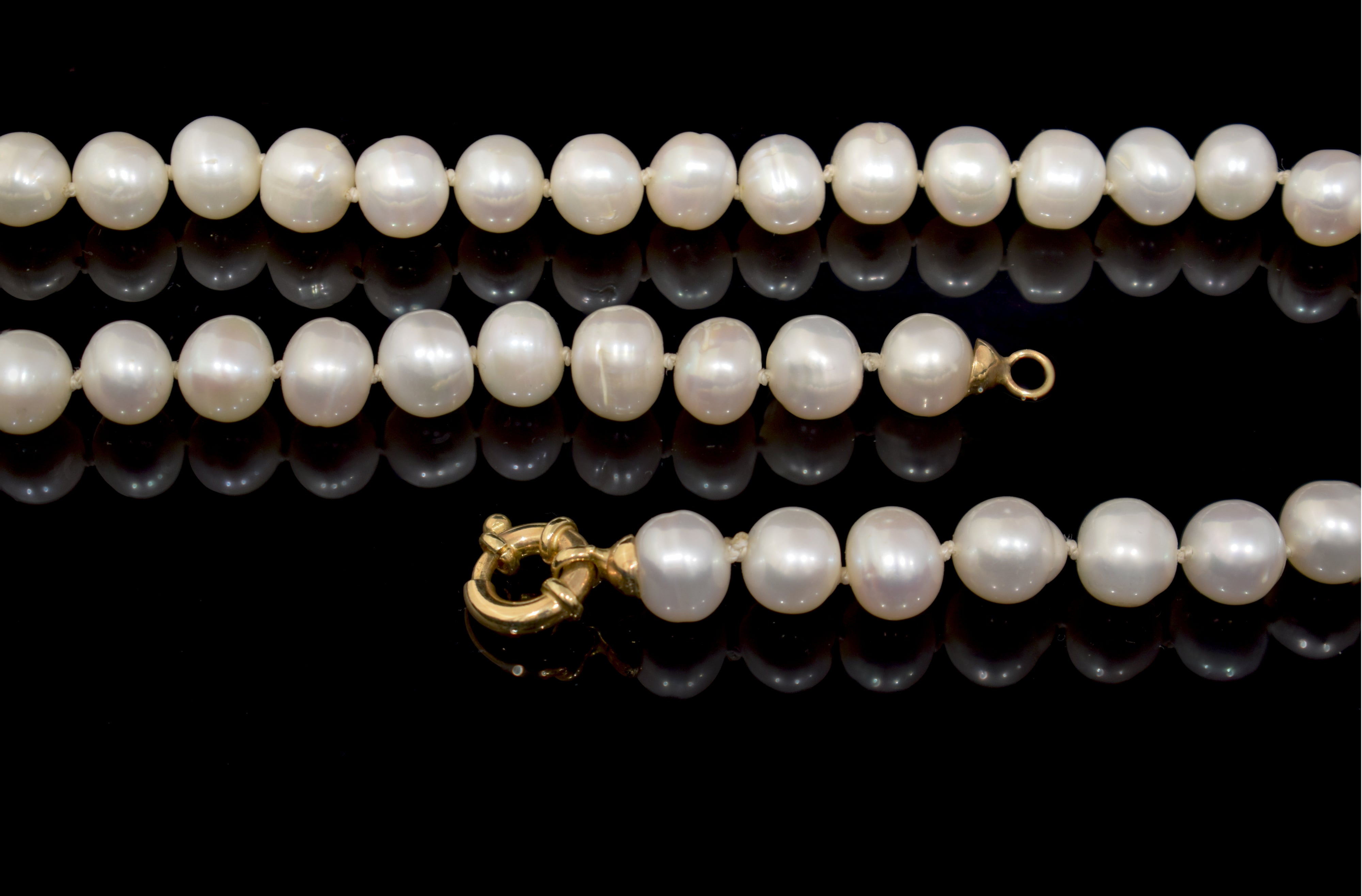 White Pearl Necklace with gold 18k elements