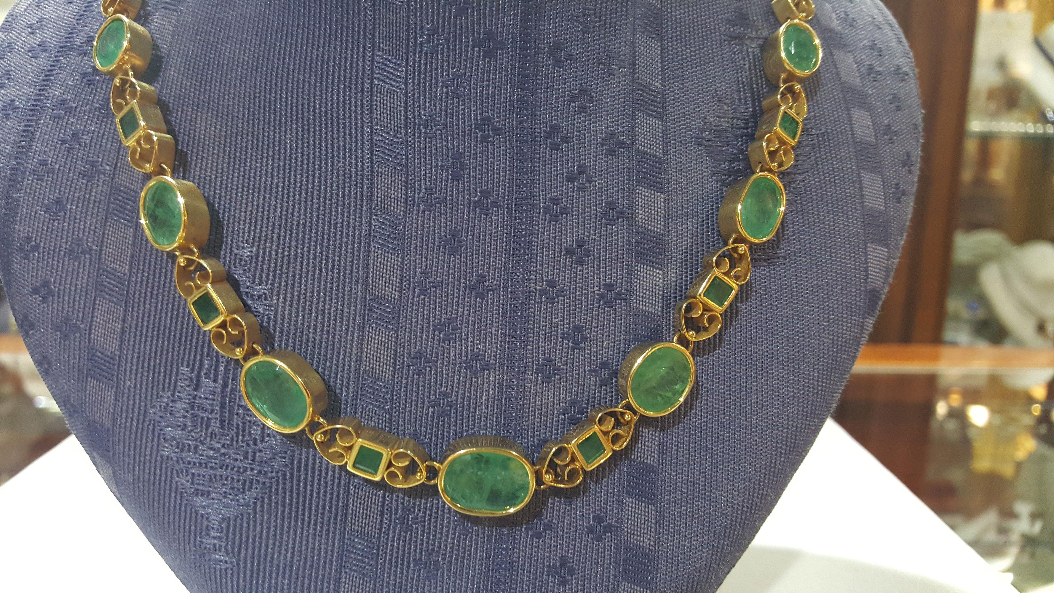 Necklace in 18k gold Perforated with zambian emeralds - Dinos-Virginia