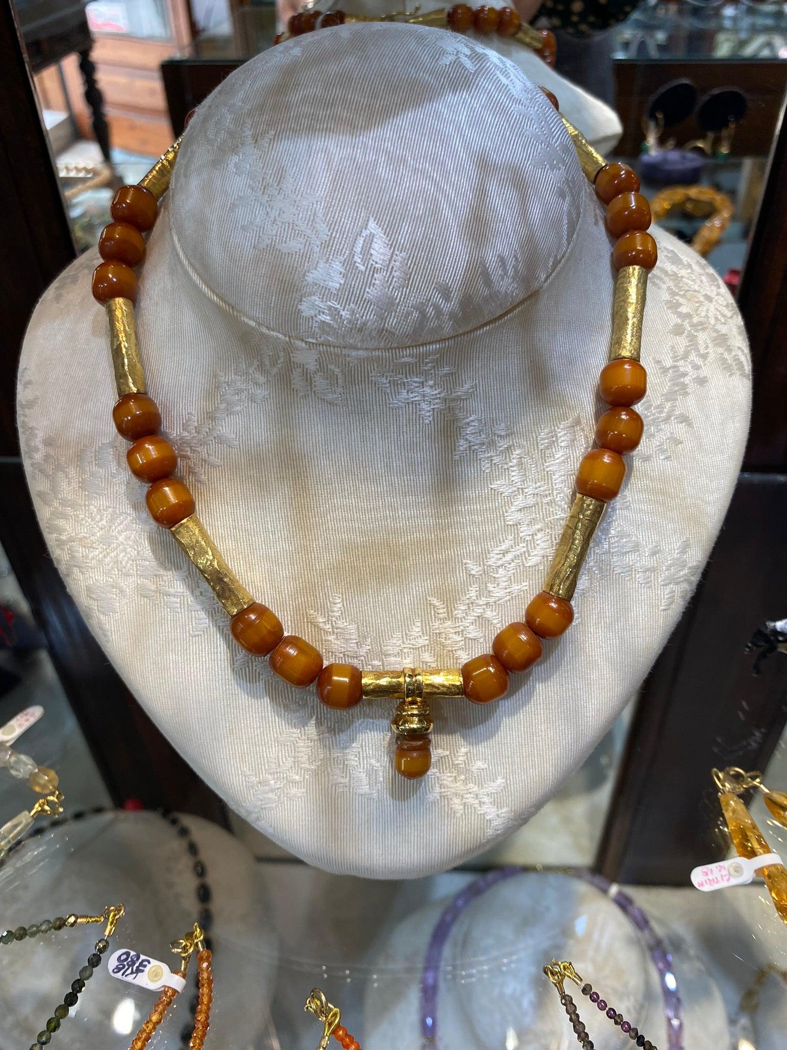 Necklace in 18k gold with Amber